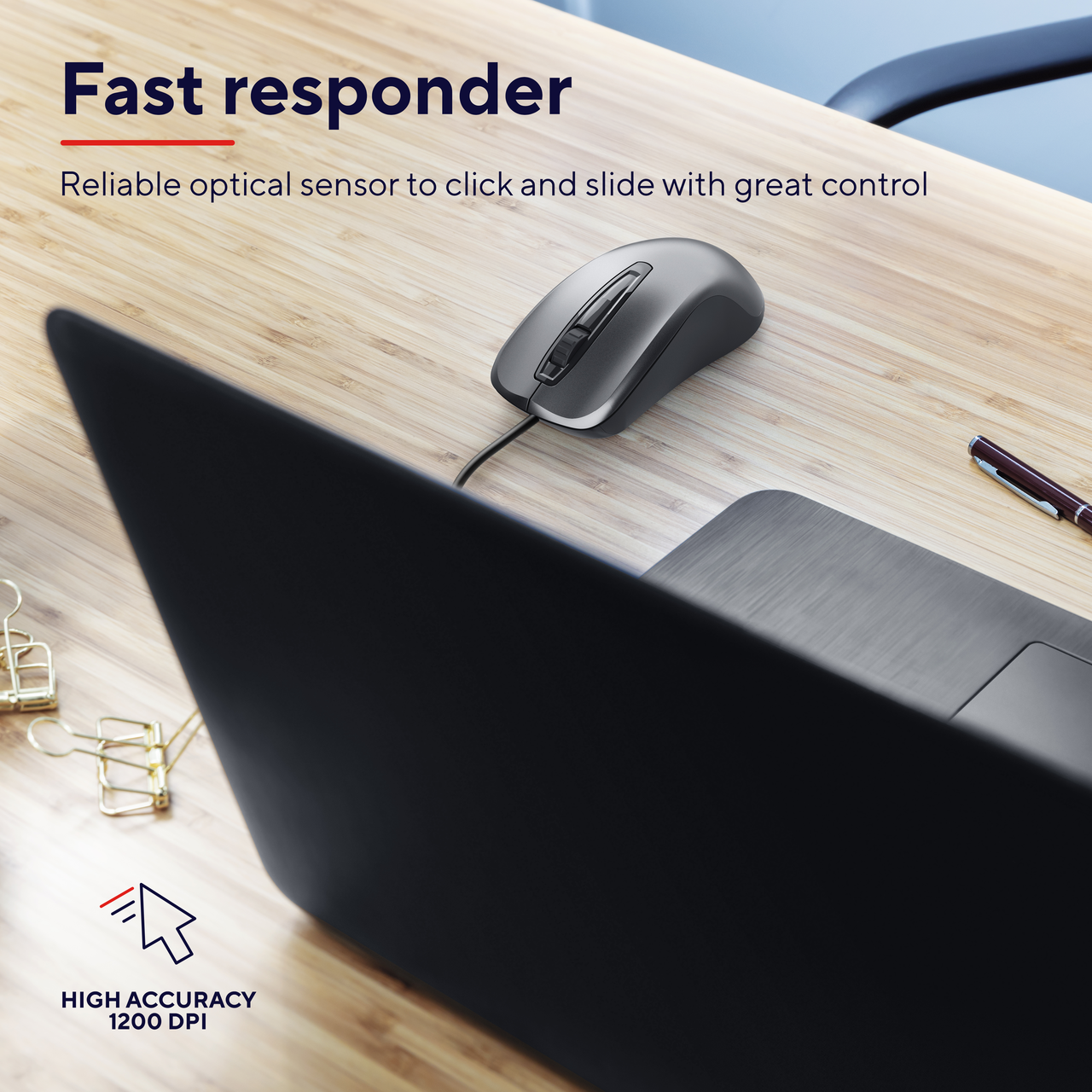 Een grijze computermuis op een houten bureau naast een laptop. Er staat tekst over een betrouwbare optische sensor.