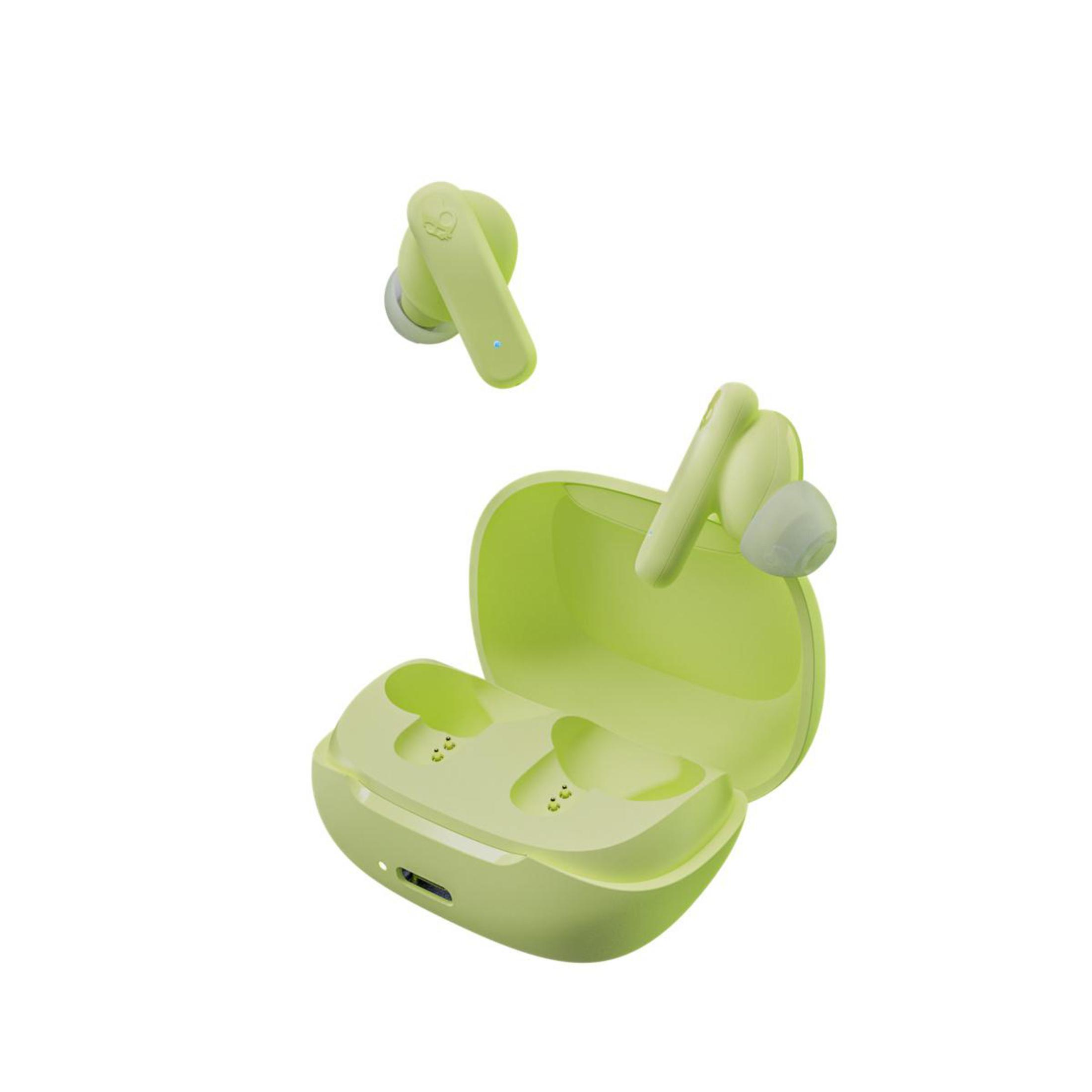 Limonkowo-zielone słuchawki i etui ładujące na białym tle. Jedna słuchawka osobno.