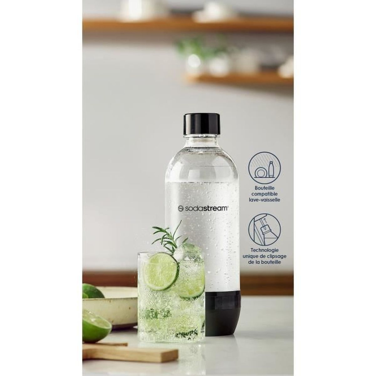 Una bottiglia Sodastream e un bicchiere di soda con fettine di lime su un bancone.
