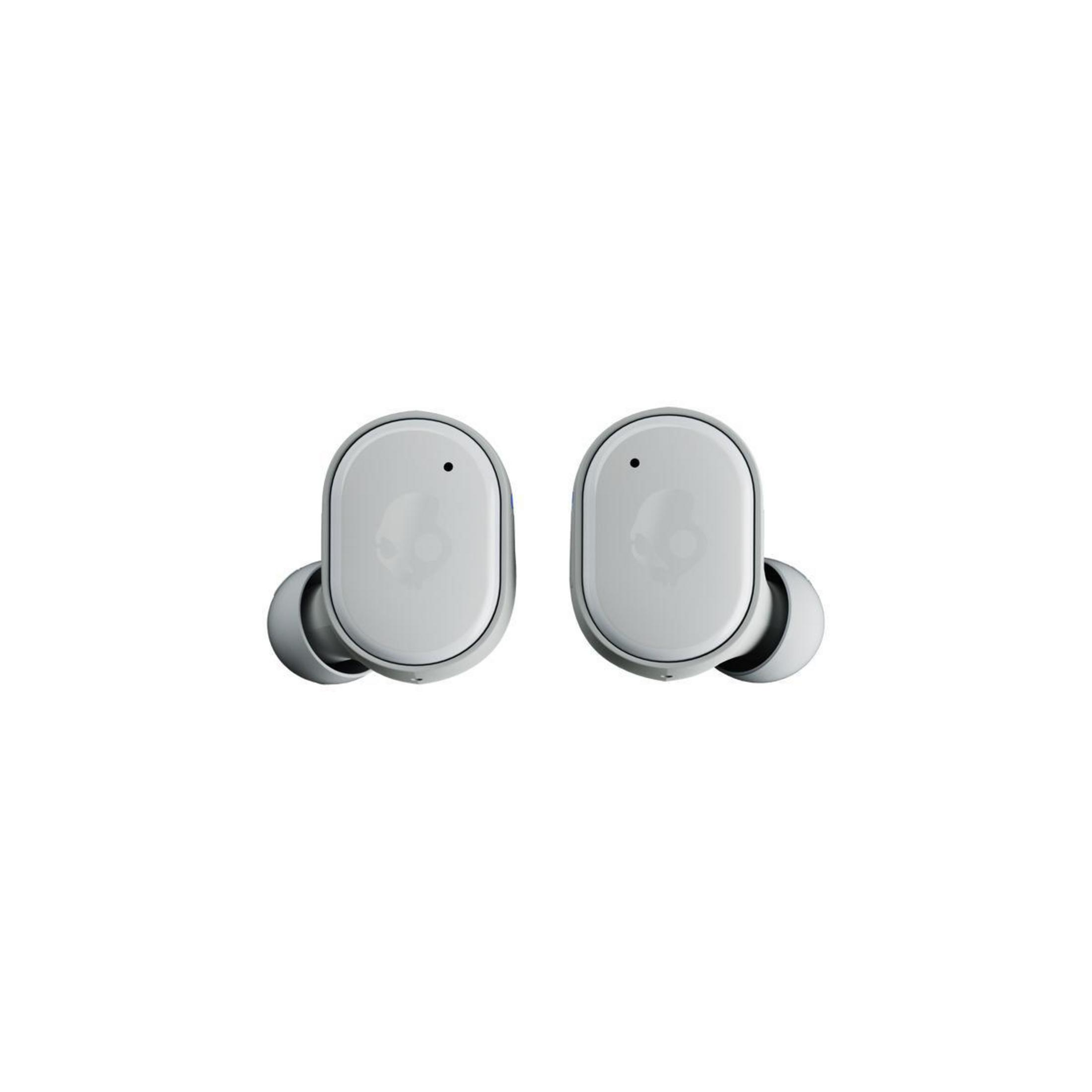 Twee lichtgrijze Skullcandy-oordopjes tegen een witte achtergrond, licht gekanteld.