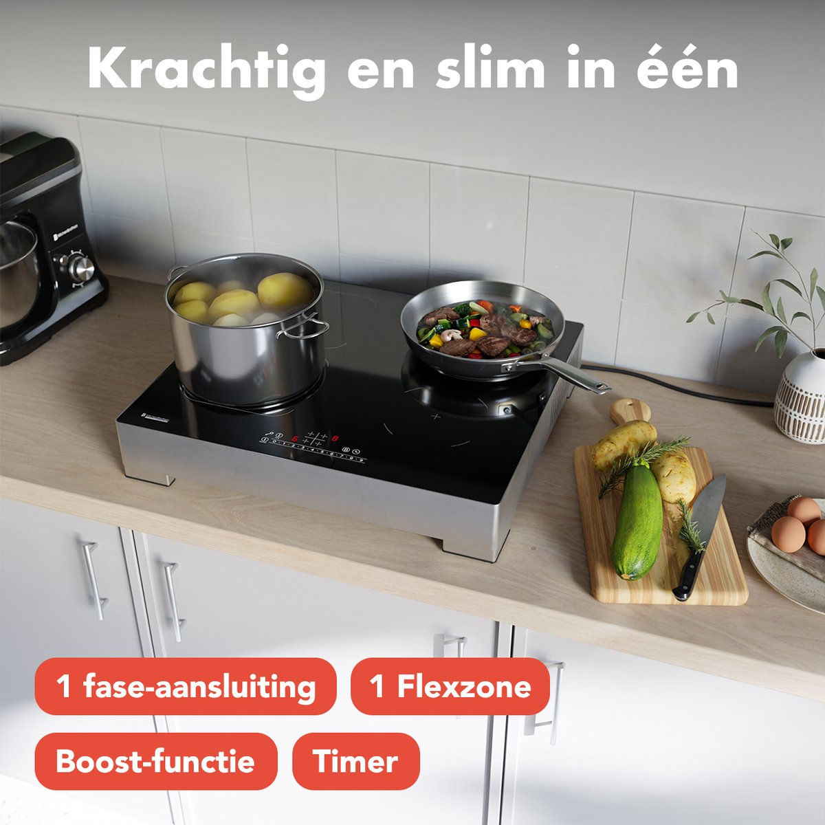 Zwarte inductiekookplaat met eten. Pot, pan, groenten. Houten plank met courgette en mes.