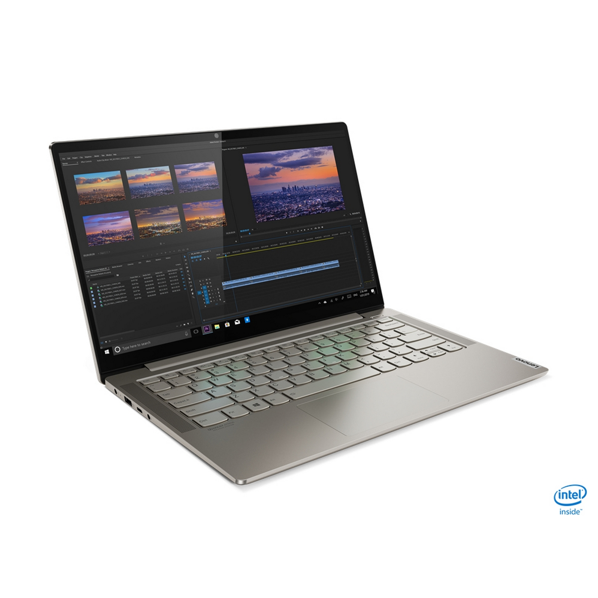 Un laptop argento è aperto su una superficie bianca, mostrando un'interfaccia di editing video. Sfondo bianco.