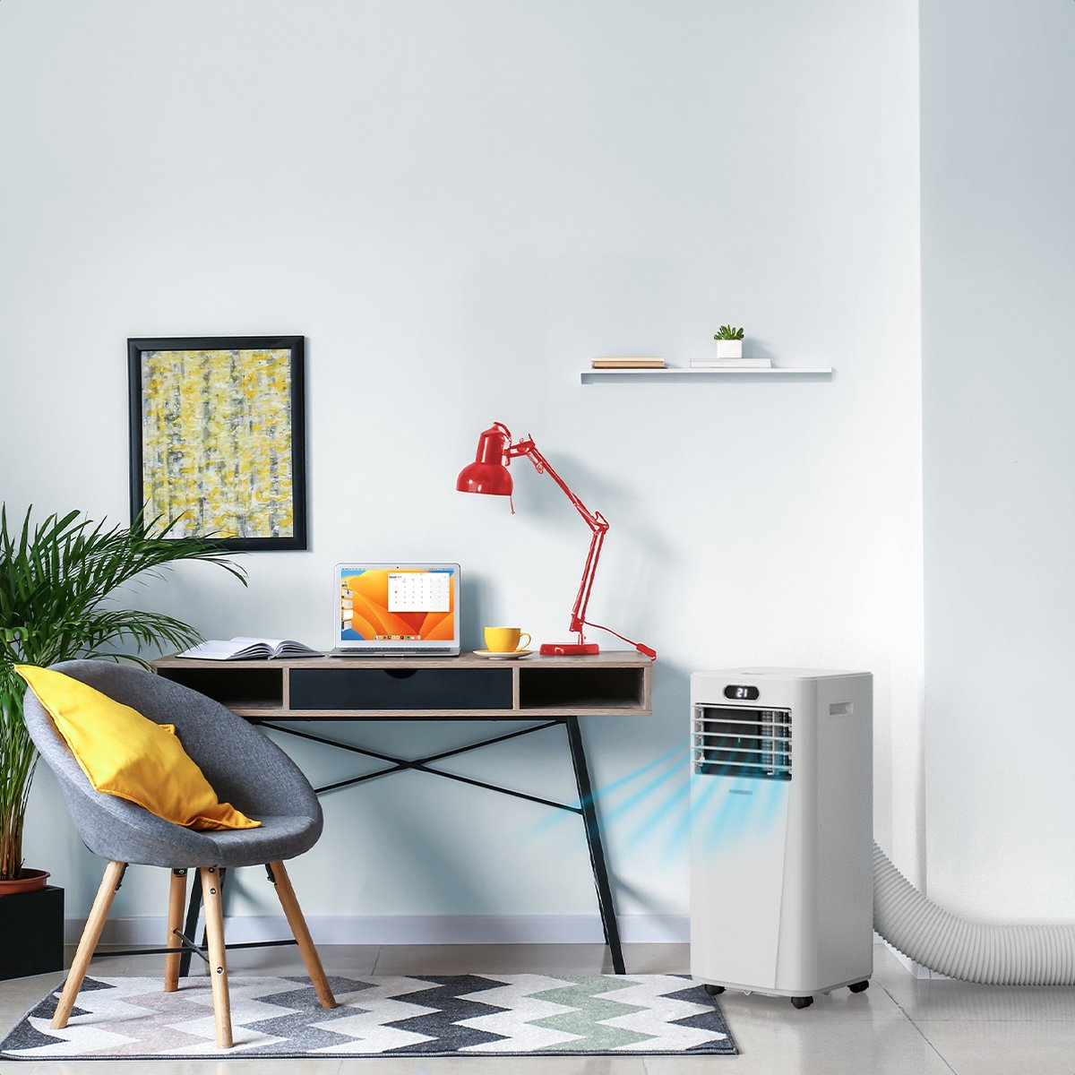 Een thuiskantooropstelling met een bureau, laptop, bureaulamp en airconditioner. Er is ook een plant en een afbeelding.