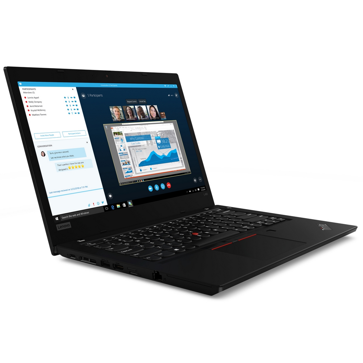 Laptop Lenovo nero, aperto con una videoconferenza sullo schermo. Tastiera visibile, sfondo bianco.