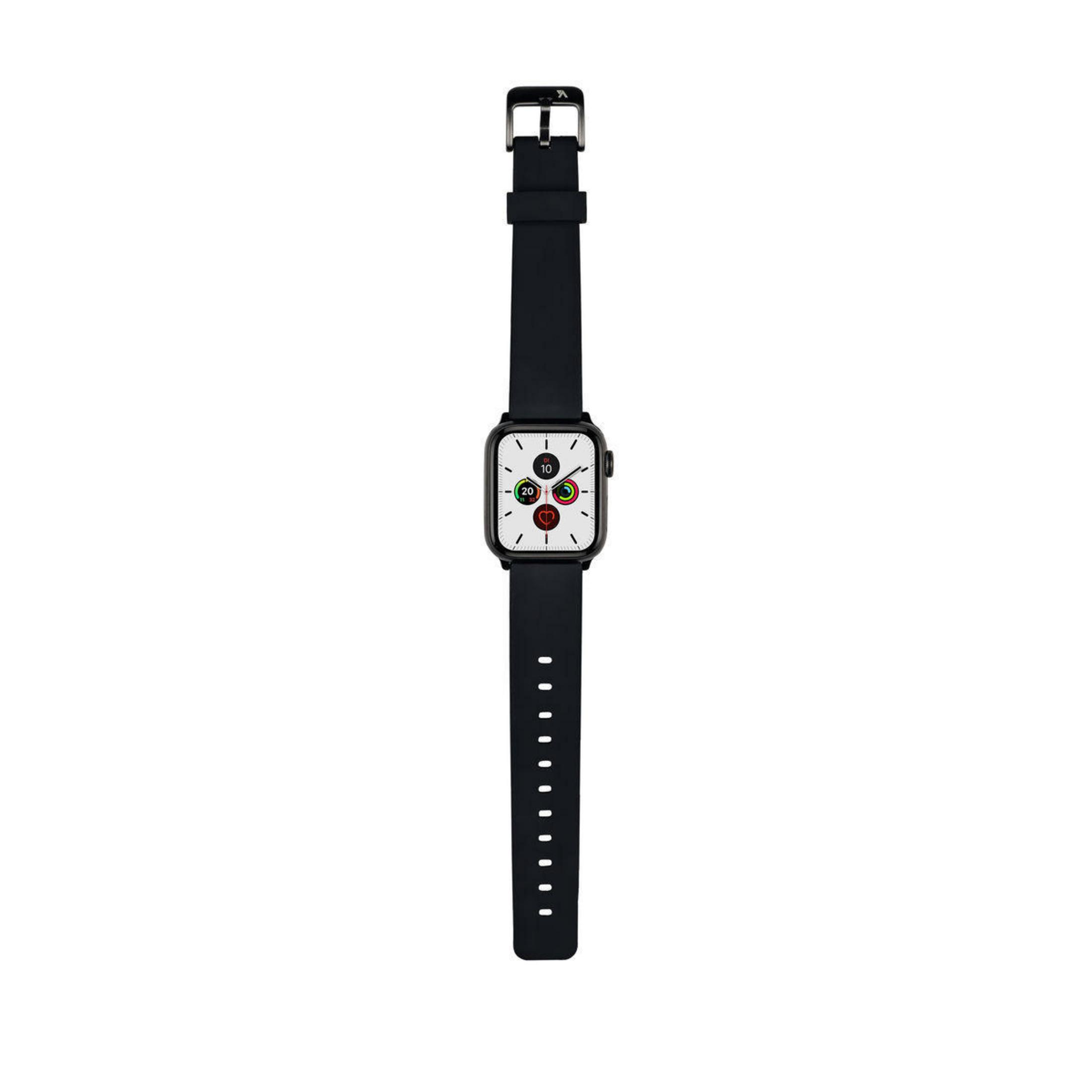 Eine schwarze Smartwatch mit schwarzem Armband, die das Zifferblatt zeigt, vor weißem Hintergrund.