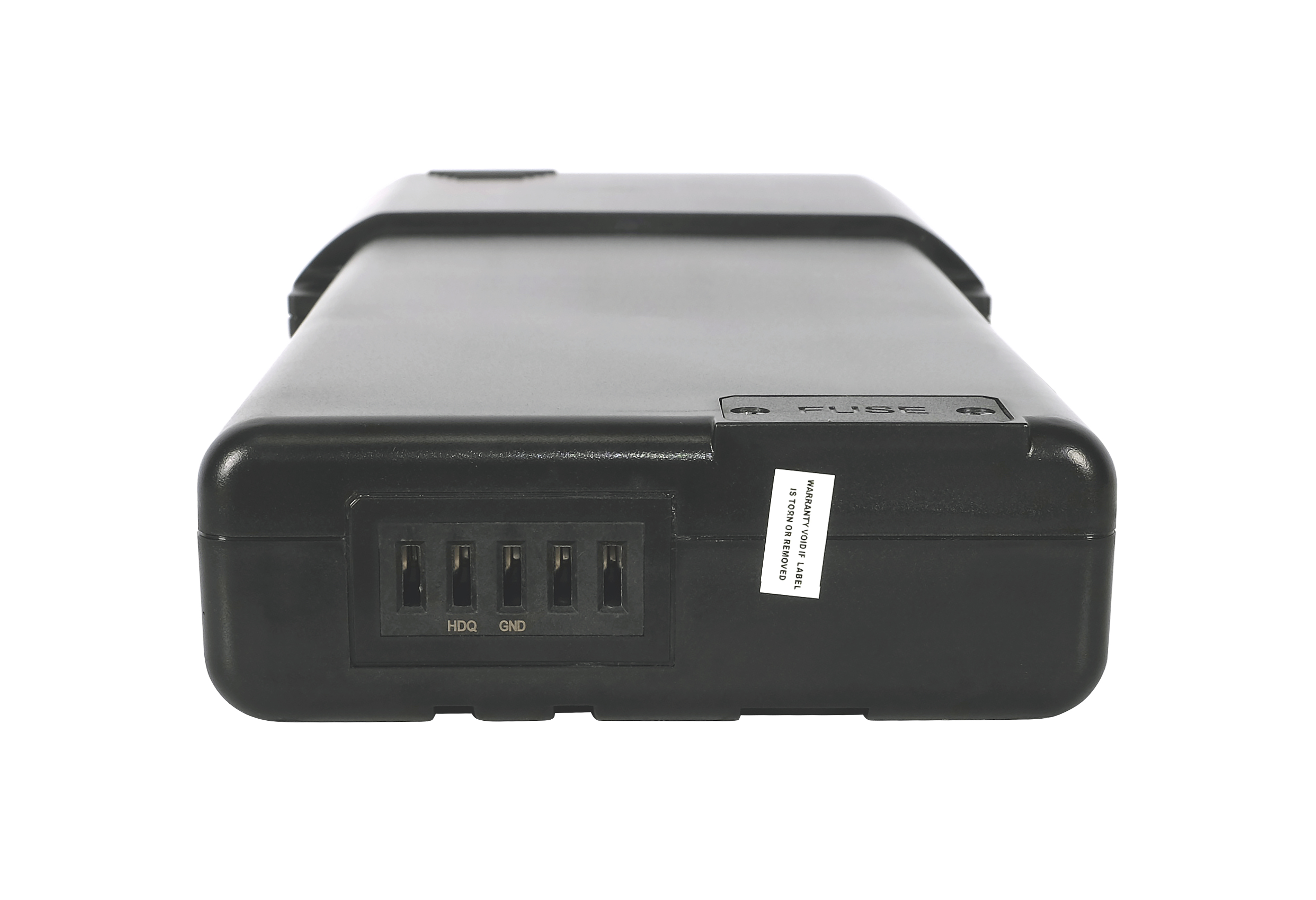 Schwarzes elektronisches Gerät mit Eingangsanschlüssen und Aufkleber.