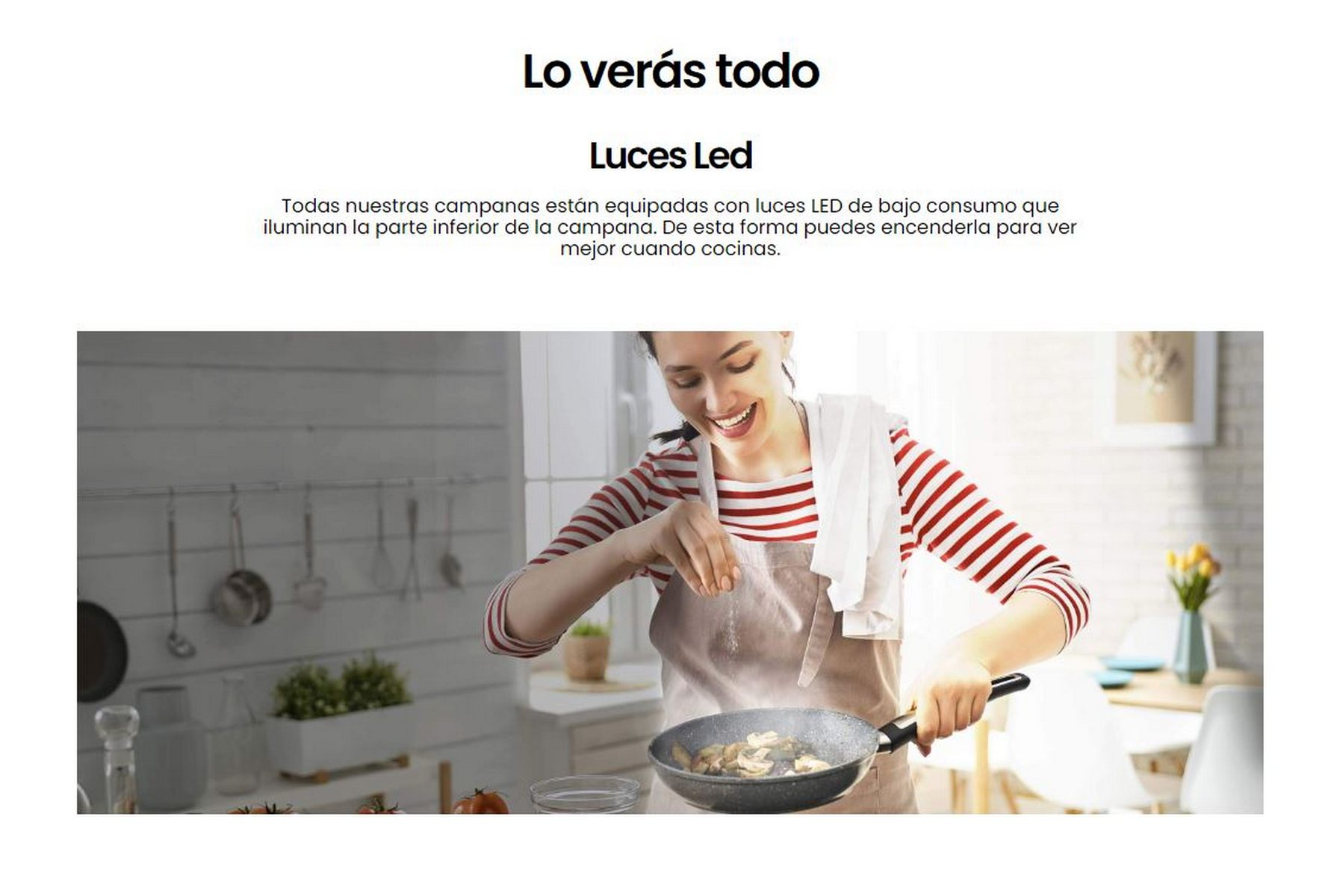 Mujer cocinando en la cocina, espolvoreando especias en la sartén. Superposiciones de texto.
