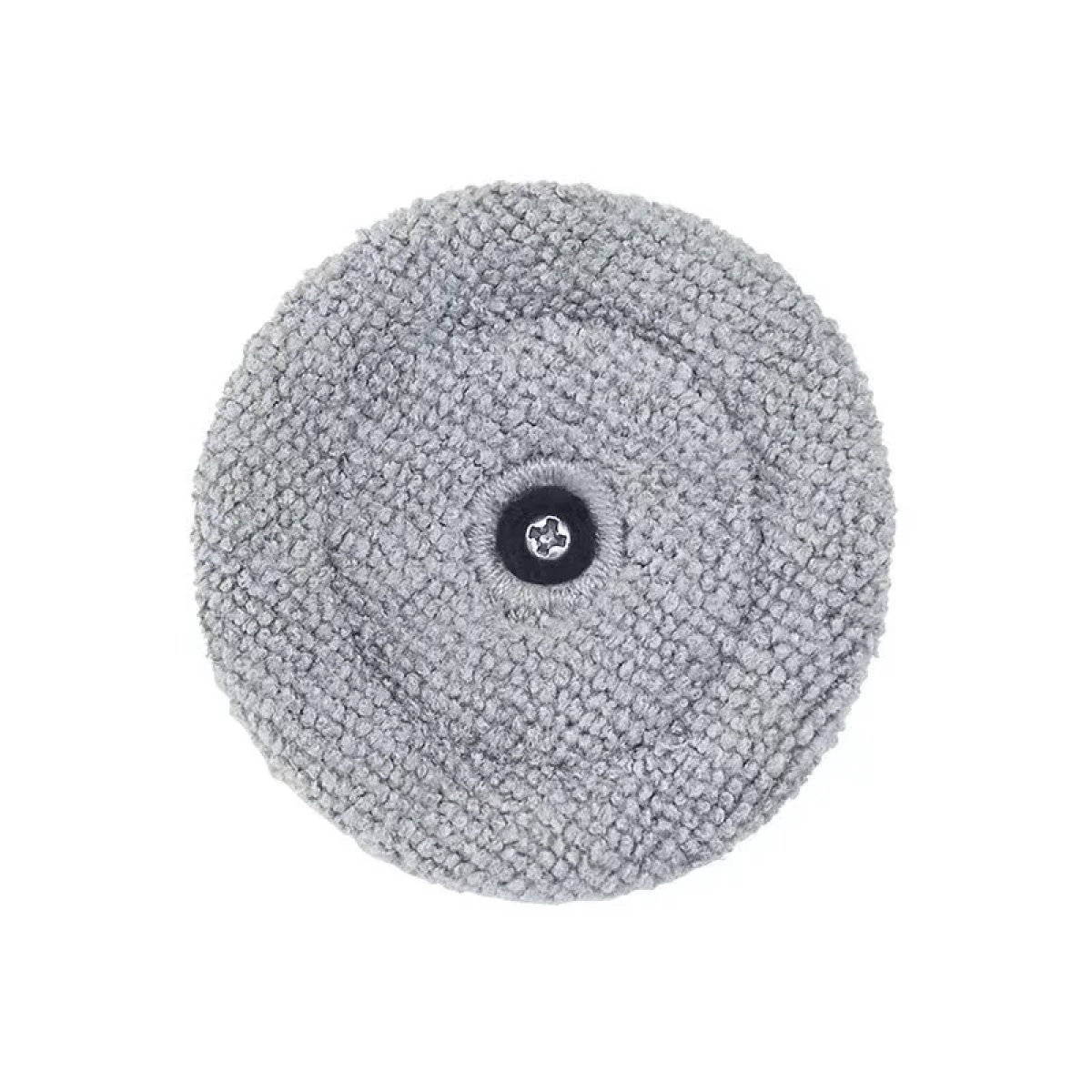 Szara, okrągła, puszysta podkładka czyszcząca z czarnym guzikiem pośrodku.