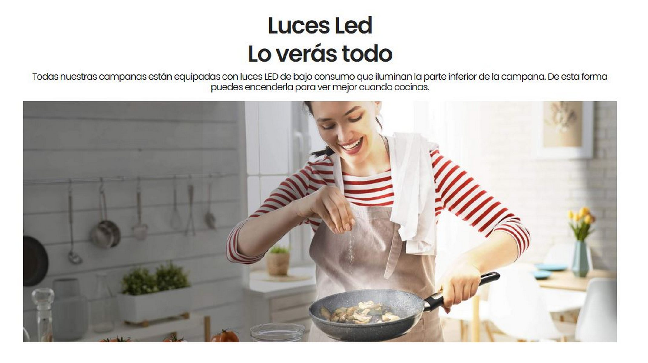 Mujer cocinando en una cocina con una sartén en la estufa, con una toalla blanca alrededor del cuello.