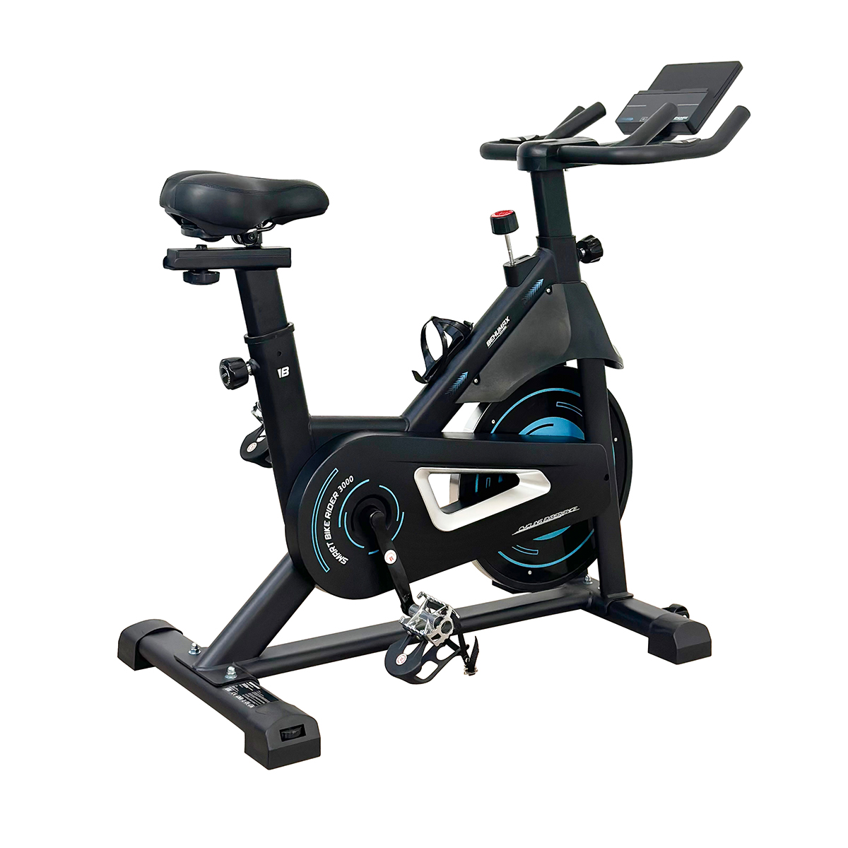 Bicicleta estática negra. Incluye asiento, manillar, pantalla y pedales. Fondo blanco.