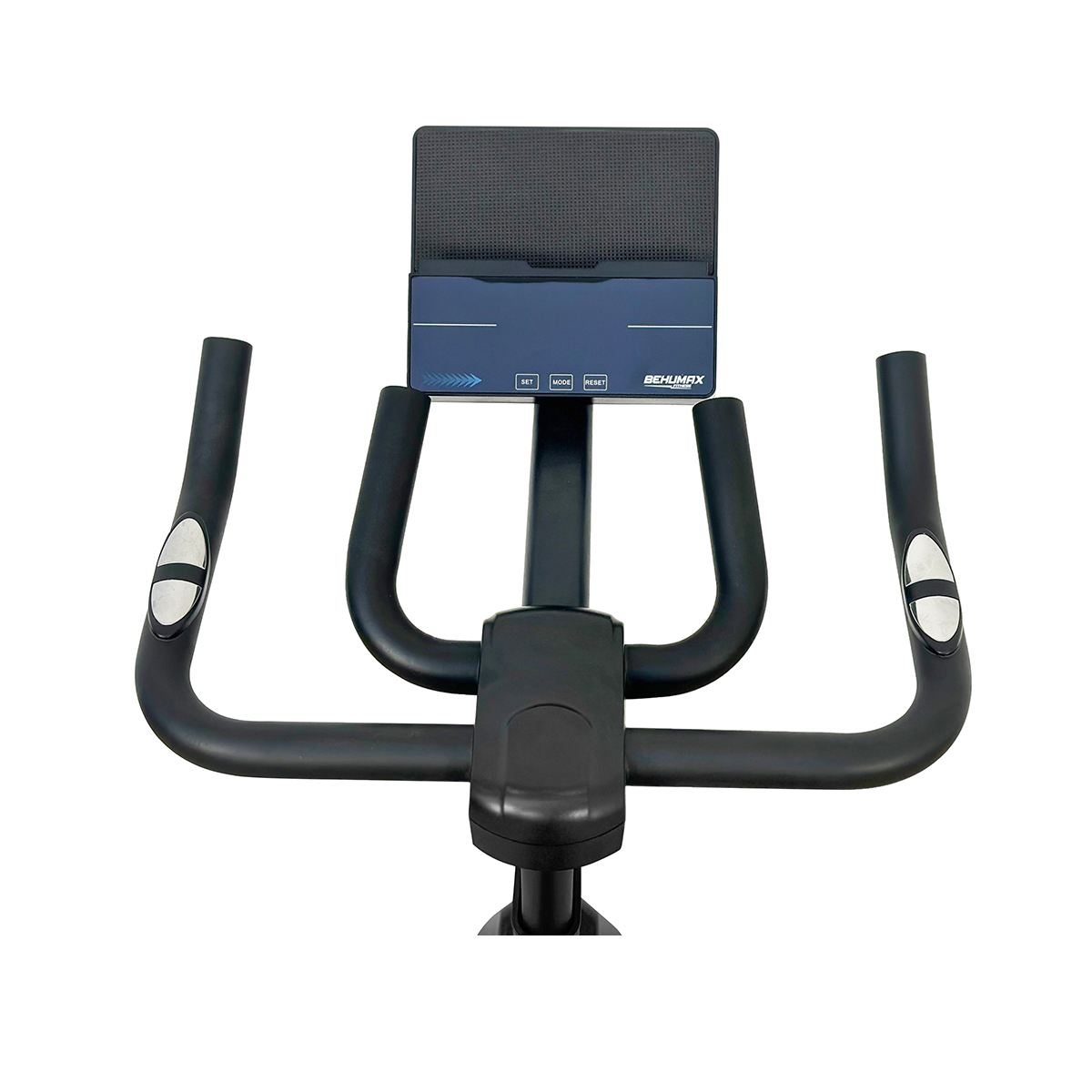 Primer plano del manillar de una bicicleta estática. Tiene una pantalla y manijas negras.