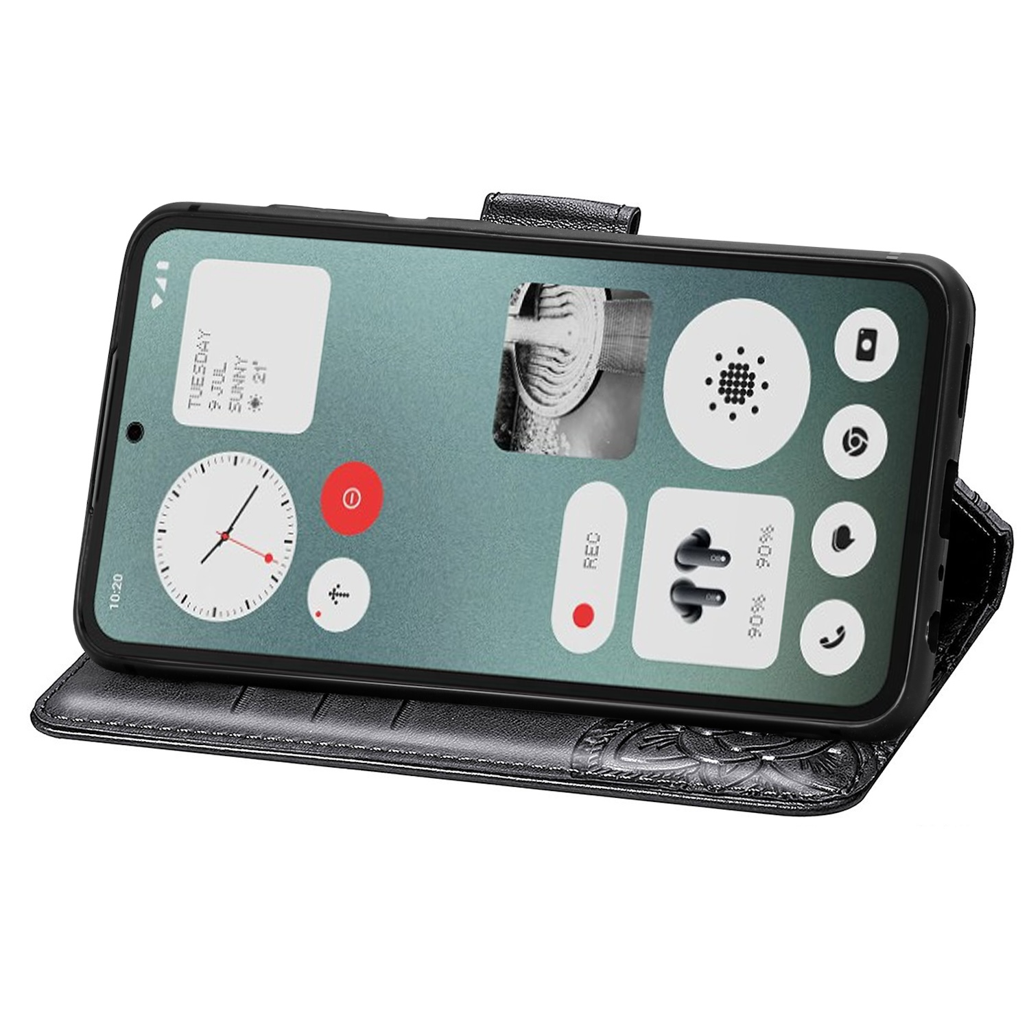 Schwarzes Smartphone in schwarzem Lederetui. Telefon zeigt Benutzeroberfläche mit Uhr, Widgets und Steuerelementen.