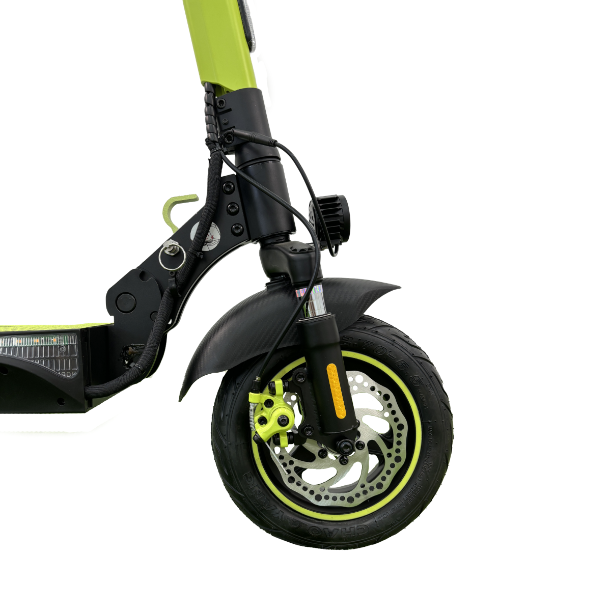 Rueda delantera de un patinete eléctrico verde lima y negro con freno de disco y guardabarros.