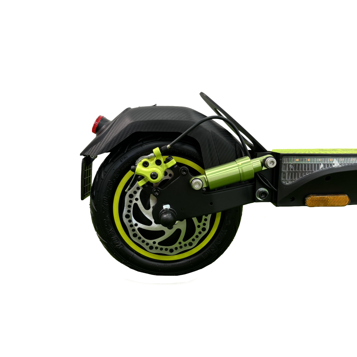 Detalle de la rueda trasera del scooter. Neumático negro, freno de disco amarillo, amortiguador verde y guardabarros negro.