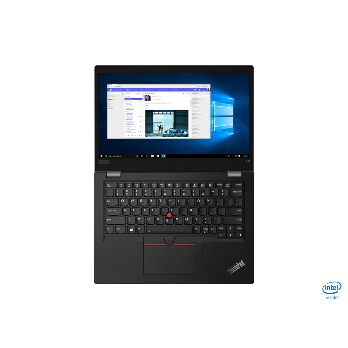 Un laptop nero, aperto su una superficie bianca, che mostra un'interfaccia email sullo schermo.