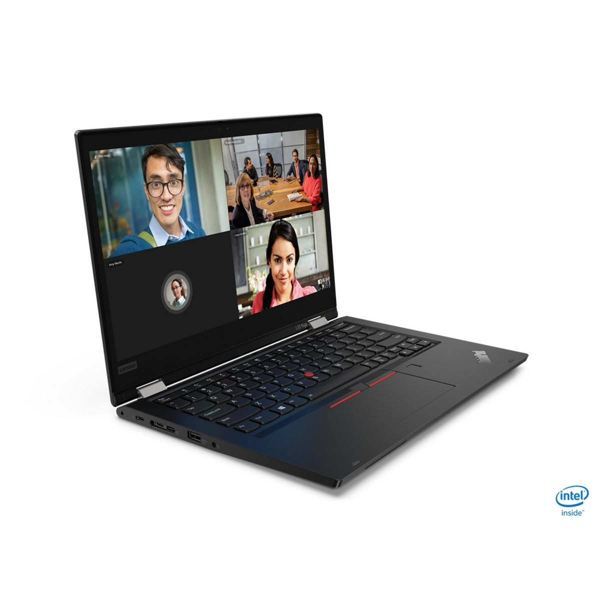 Laptop Lenovo nero aperto, mostra una videochiamata. Tastiera visibile, sfondo bianco.