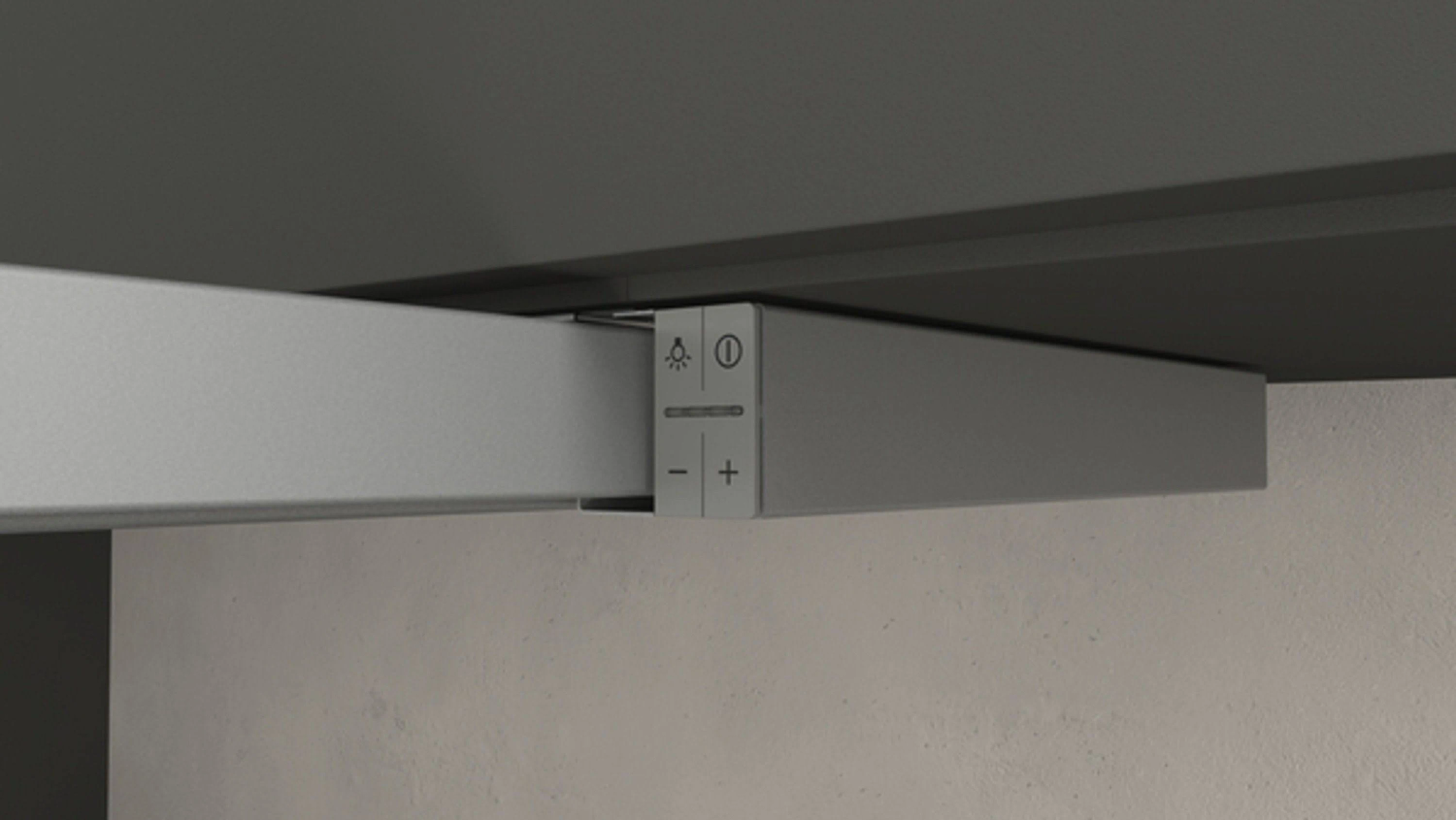 Un pannello di controllo integrato per luci, con pulsanti più e meno.