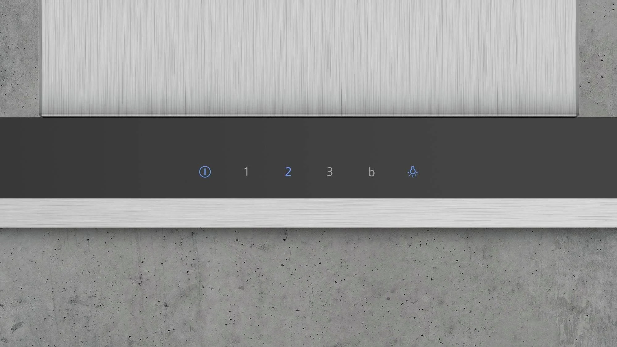 Nahaufnahme eines modernen Kochfeld-Bedienfelds mit beleuchteten Knöpfen und Edelstahl-Finish.