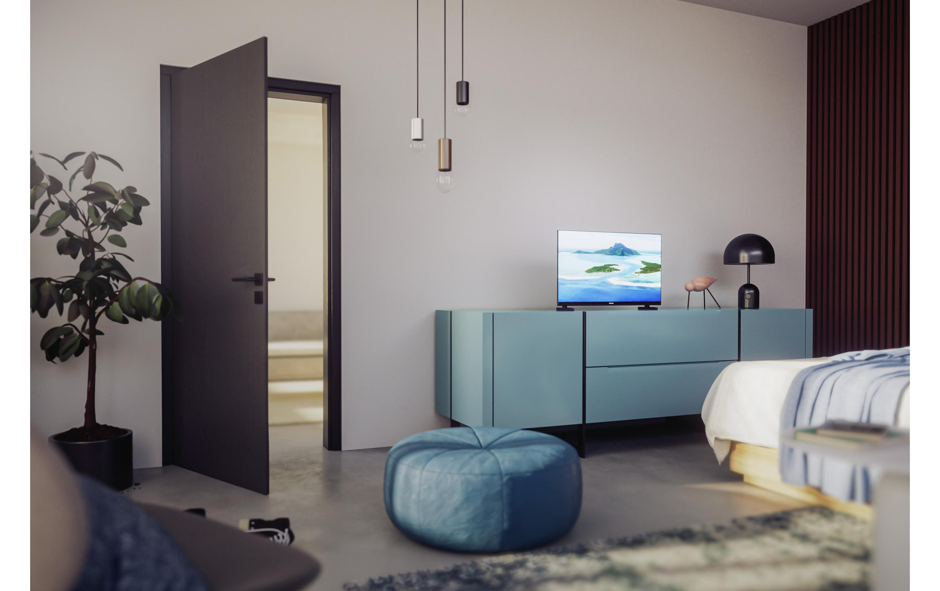 Salon z telewizorem, niebieską komodą, rośliną i niebieską pufą.