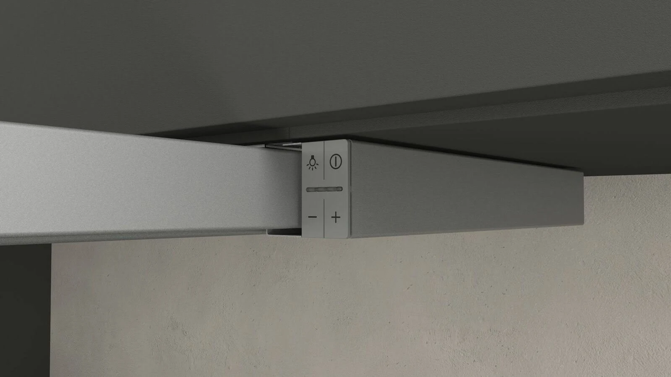 Silberne Leuchte mit Steuertasten. An einer hellen Wand montiert.