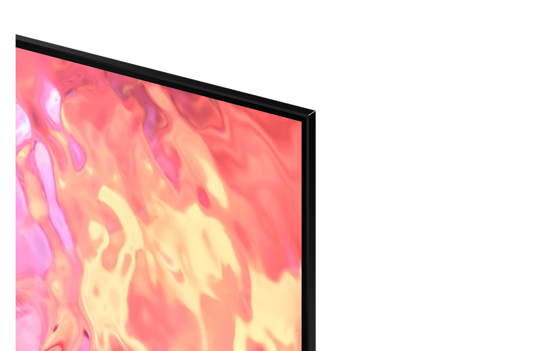 Zbliżenie rogu ekranu telewizora z czarną ramką. Różowe tło.