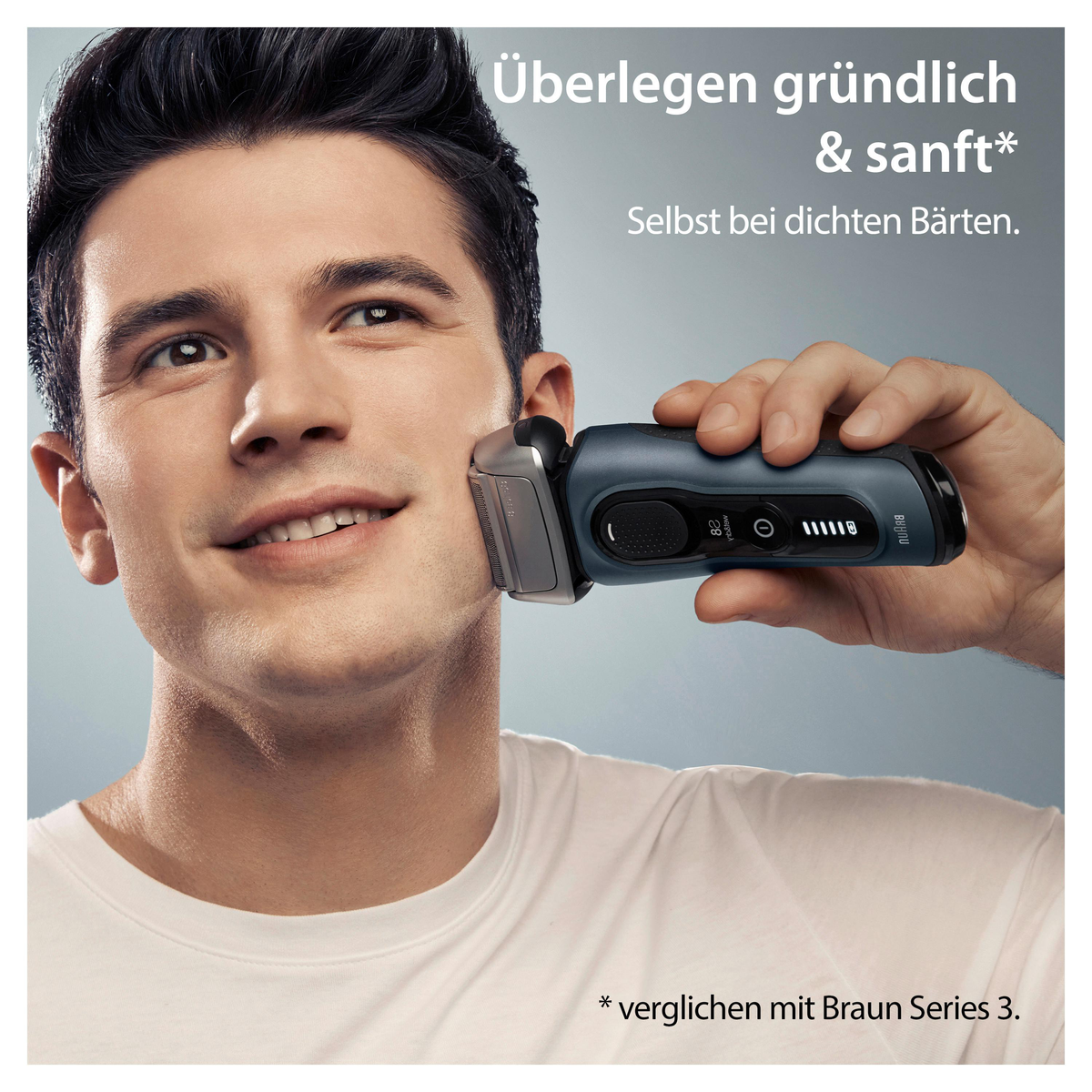 Mann rasiert sich mit einem blau-grauen Elektrorasierer. Braun Series 3 ist im Hintergrund.