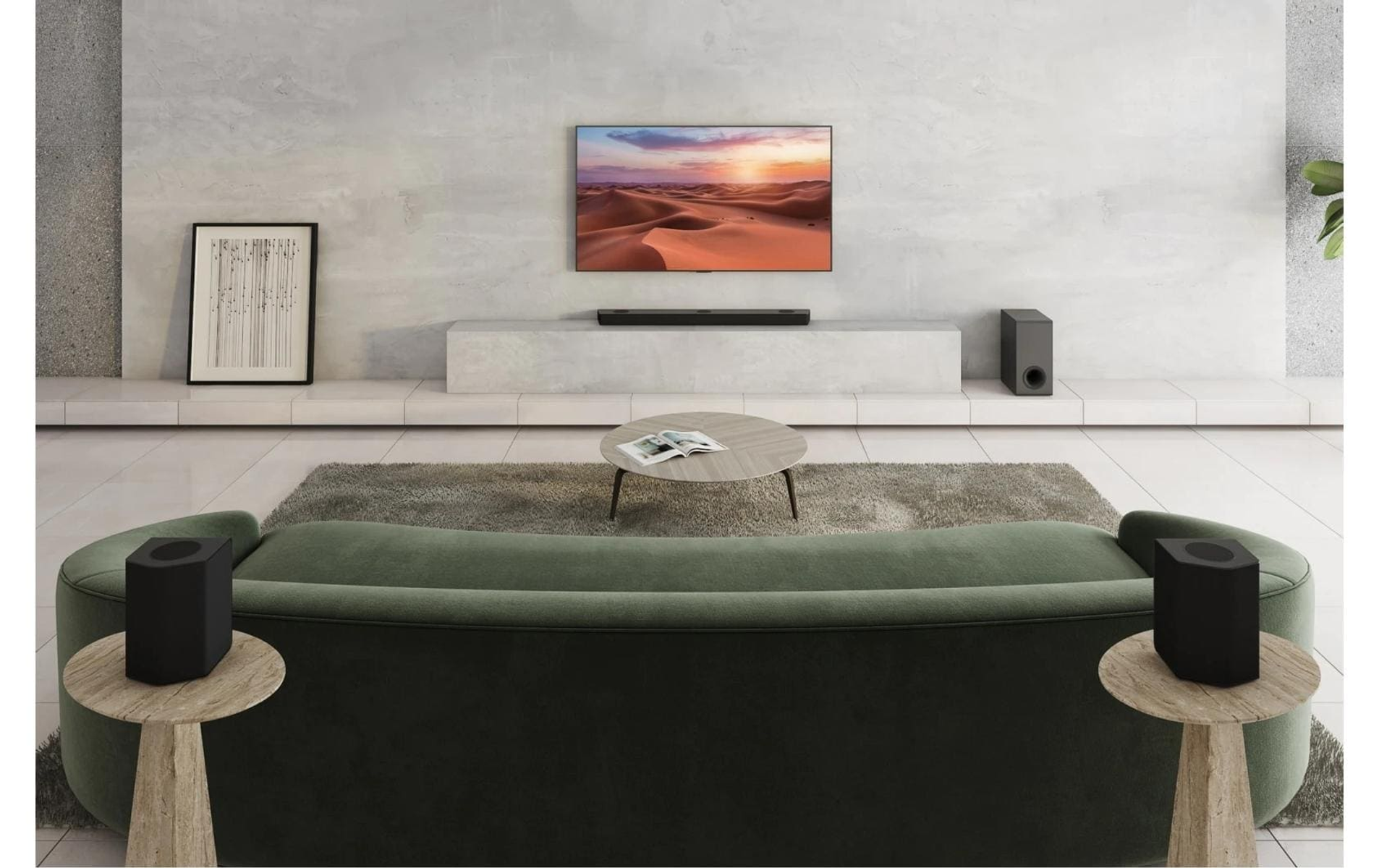 Ein Wohnzimmer mit Fernseher, Soundbar, Subwoofer, zwei Lautsprechern und einem Couchtisch.