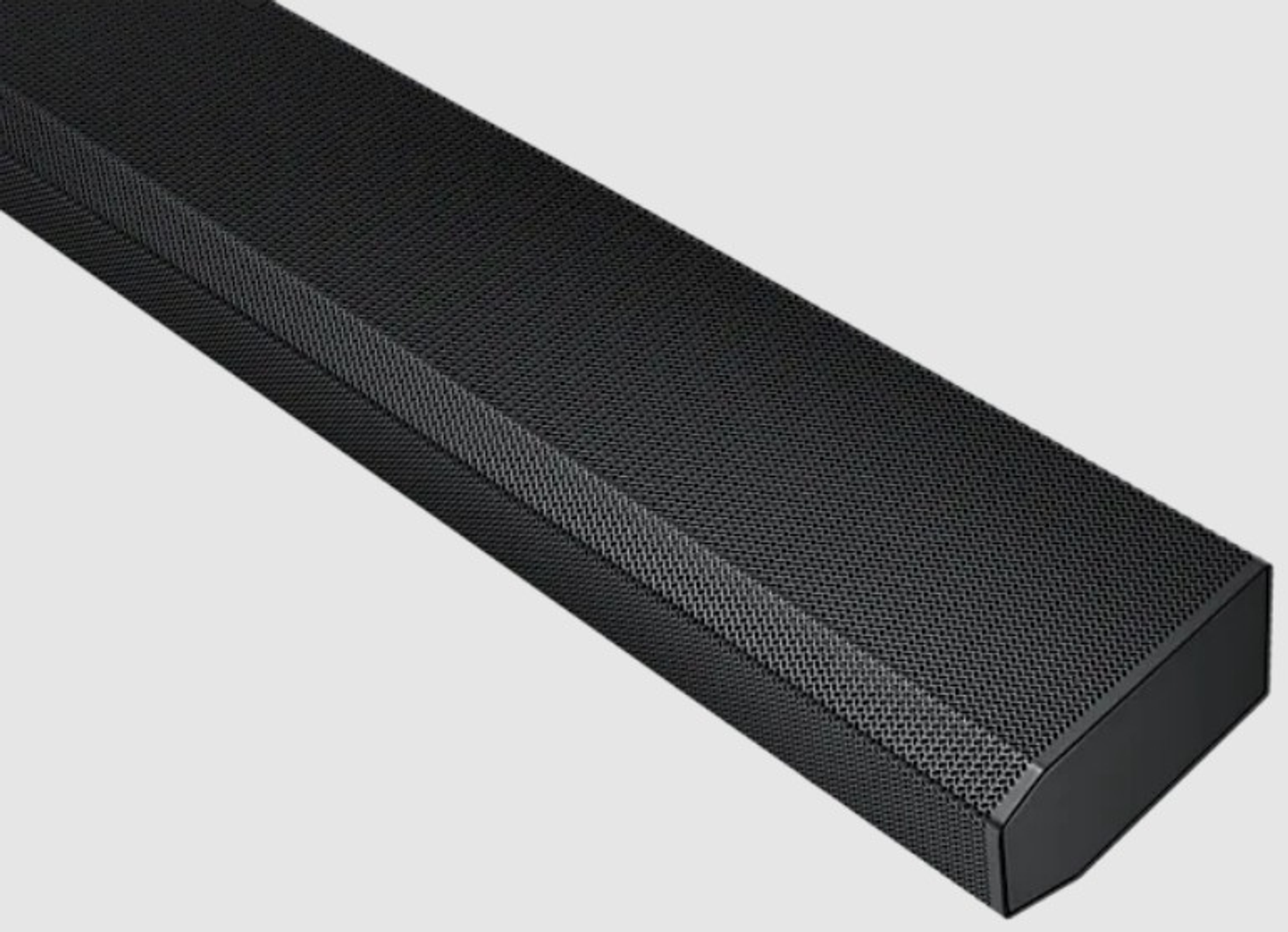 Czarny głośnik soundbar, ujęcie pod kątem pokazujące szczegóły siatki i zaślepki.