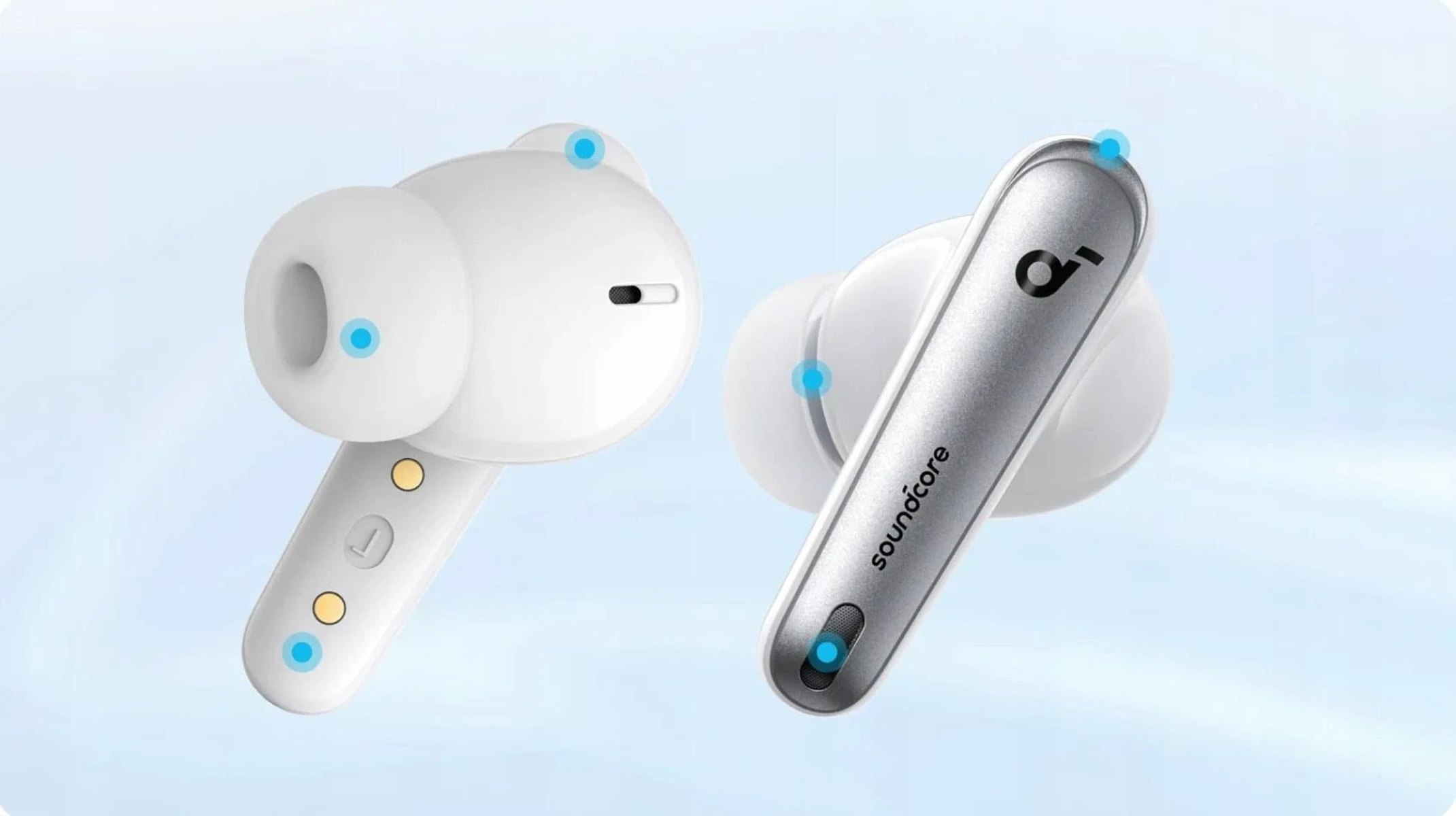 Białe bezprzewodowe słuchawki z srebrnymi akcentami, logo soundcore, na niebieskim tle.