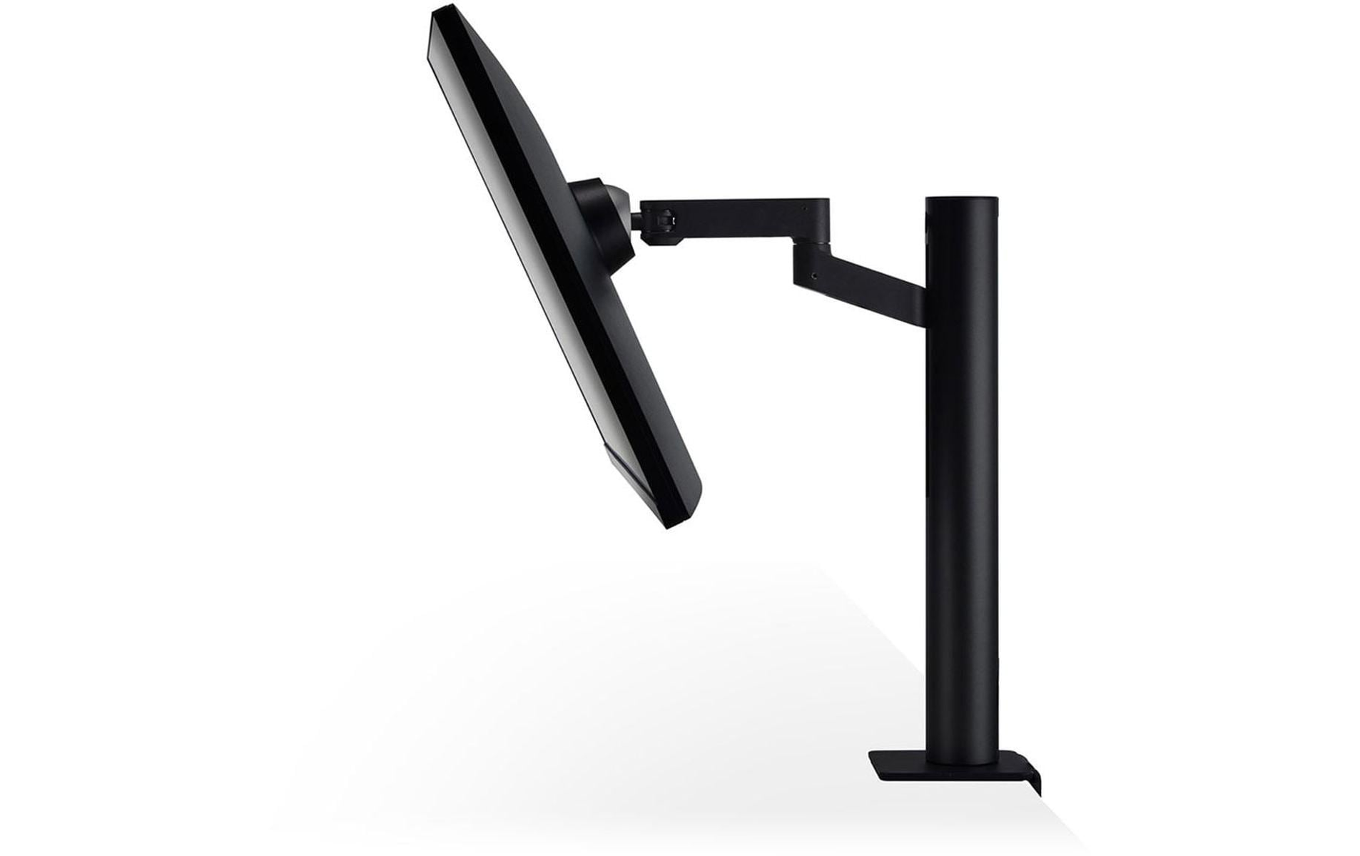 Un braccio per monitor nero con monitor collegato, angolato, sfondo bianco.