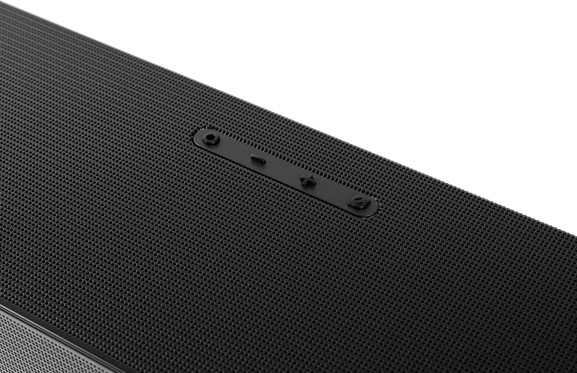 Nahaufnahme einer schwarzen Soundbar. Die Soundbar hat ein Mesh-Gitter und einige Bedienelemente.