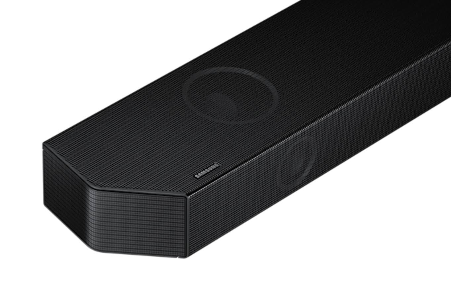 Eine schwarze Soundbar mit dem Samsung-Logo wird vor weißem Hintergrund angezeigt.