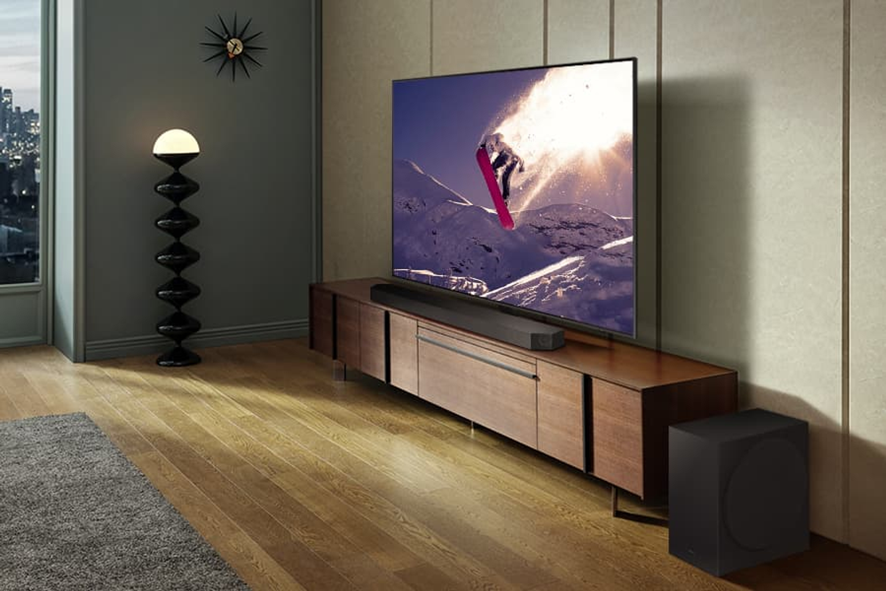 Wohnzimmer mit einem Fernseher auf einer Holzkonsole, einer Soundbar darunter und einem schwarzen Subwoofer.