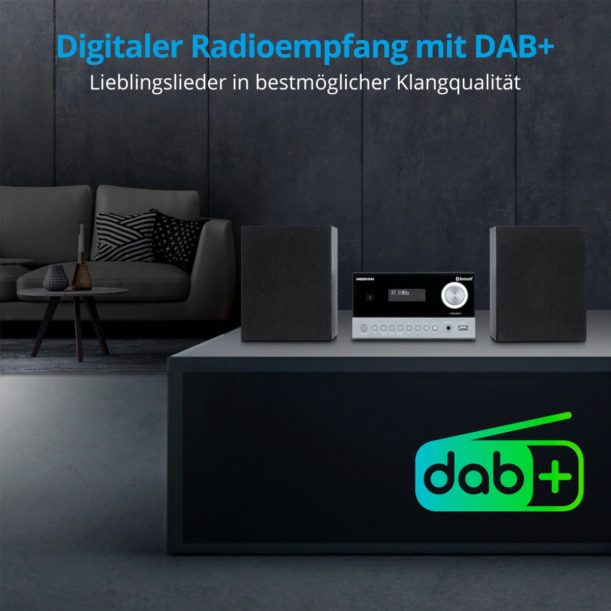 Stereoanlage mit Lautsprechern auf einem schwarzen Ständer. Die Haupteinheit zeigt 'dab+'.