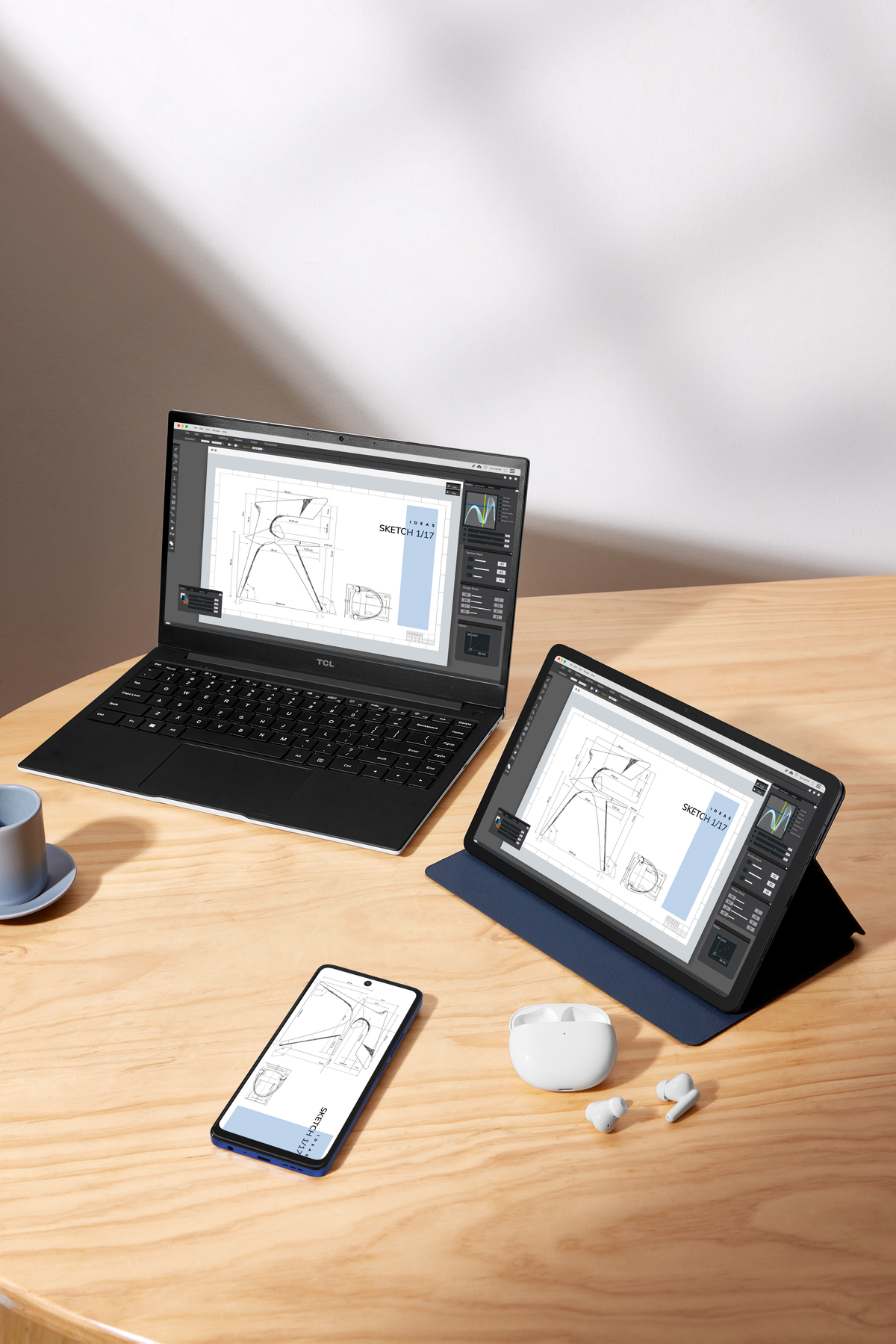 Portátil, tableta y teléfono en mesa de madera, mostrando plano. Auriculares y taza también presentes.