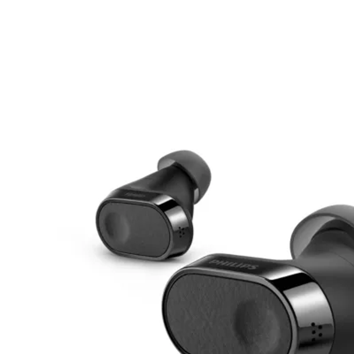Auriculares inalámbricos negros, primer plano sobre fondo blanco.