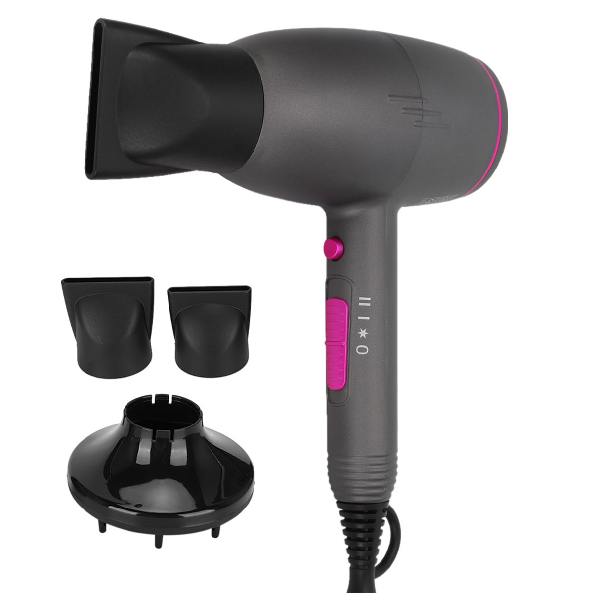 Grauer Haartrockner mit rosa Knöpfen und Aufsätzen. Weißer Hintergrund.