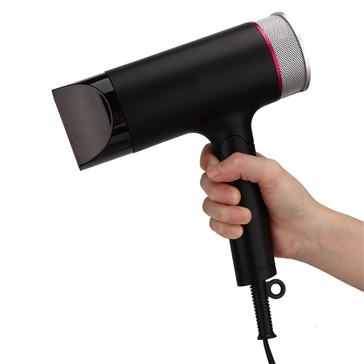 Ein schwarzer Haartrockner, der in einer Hand vor weißem Hintergrund gehalten wird.