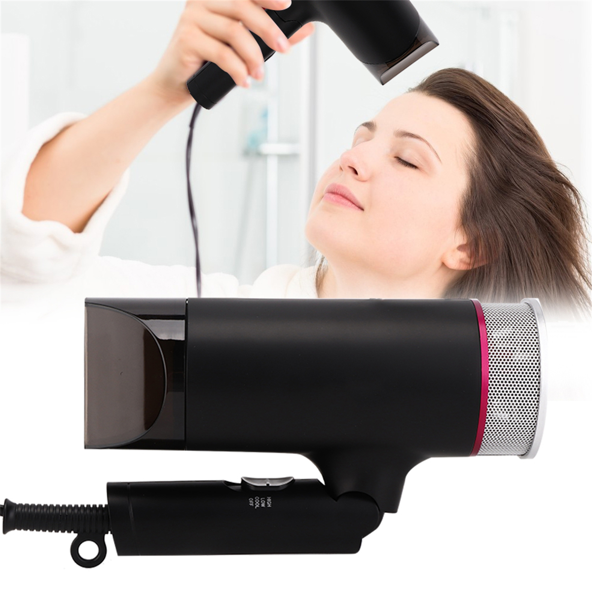 Eine Frau trocknet ihre Haare mit einem schwarzen Haartrockner. Der Haartrockner befindet sich auf weißem Hintergrund.