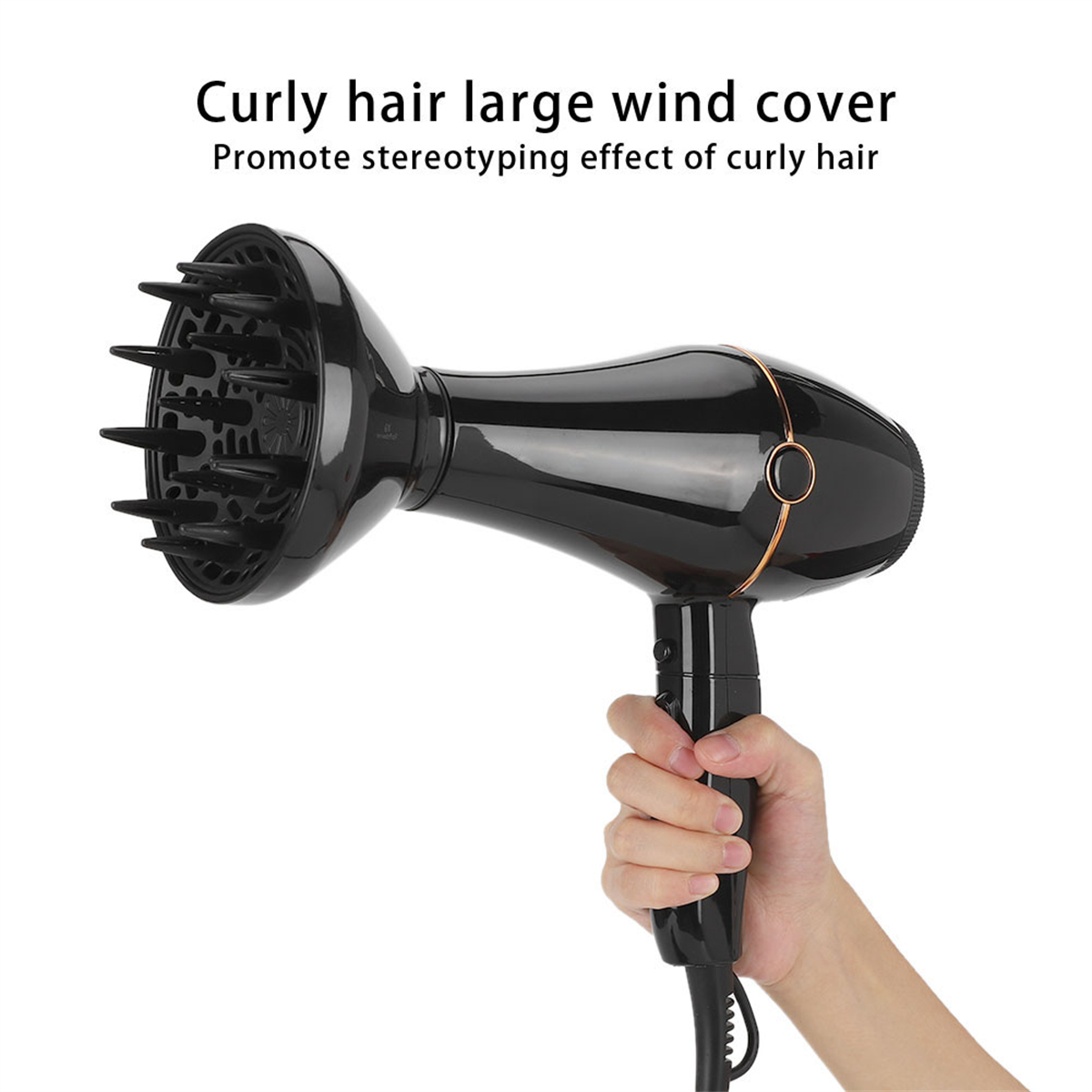 Ein schwarzer Haartrockner mit Locken-Diffusor, der von Hand gehalten wird. Goldakzente und schwarzes Kabel.