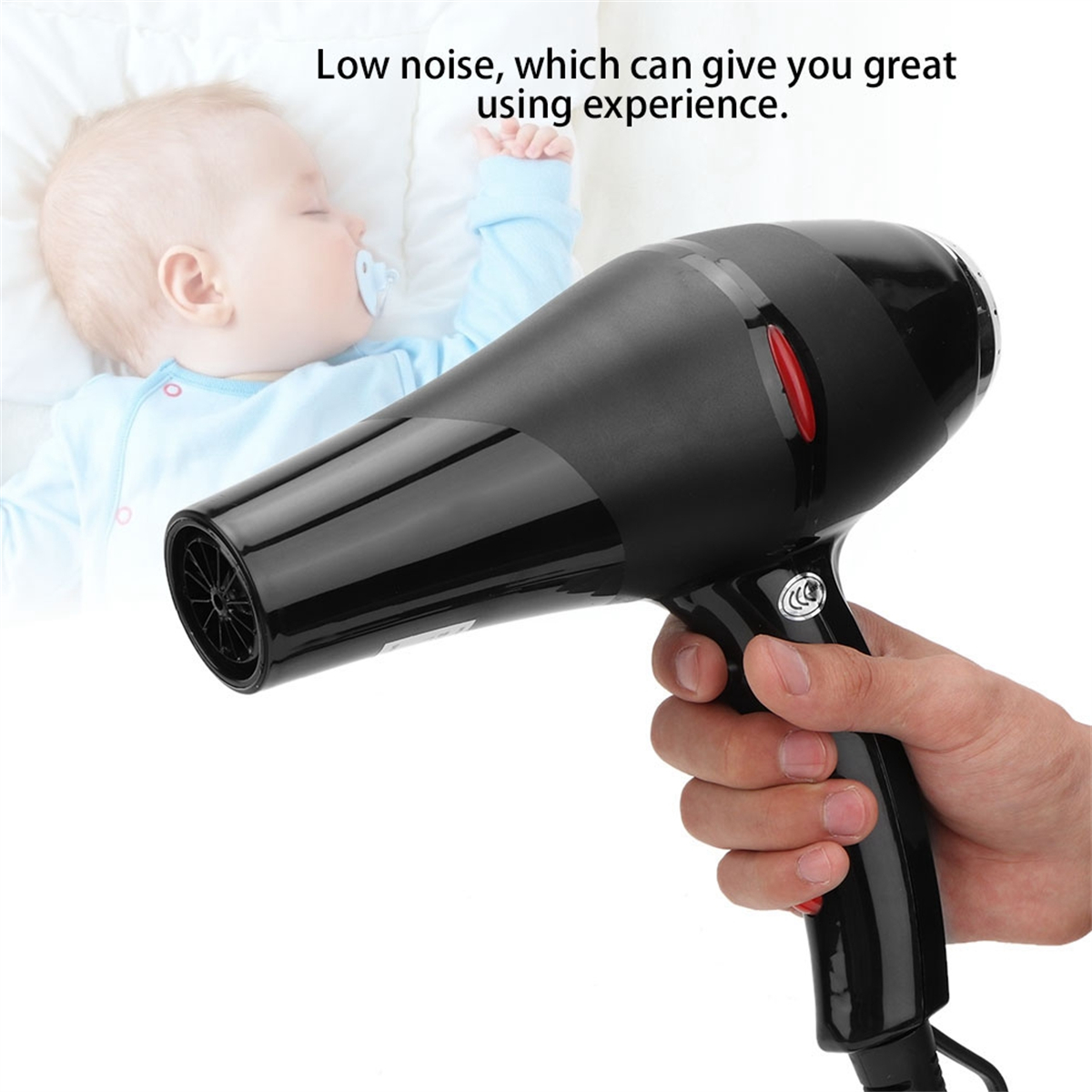 Schwarzer Fön, gehalten von einer Hand. Ein schlafendes Baby ist im Hintergrund.