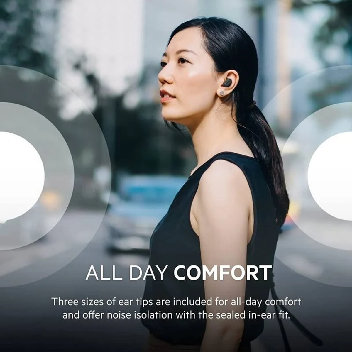 Eine Frau mit Ohrhörern, mit dem Text „ALL DAY COMFORT“ und Details zu Ohrstöpseln und Geräuschisolierung.