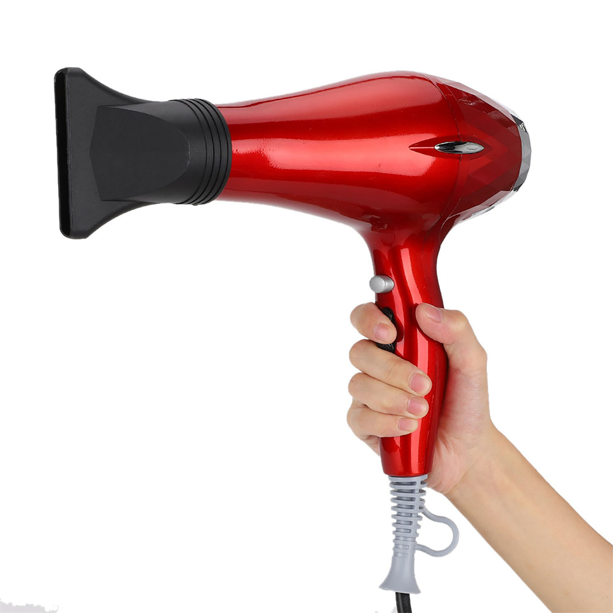 Ein roter Haartrockner wird von einer Hand vor weißem Hintergrund gehalten. Das Kabel ist grau.