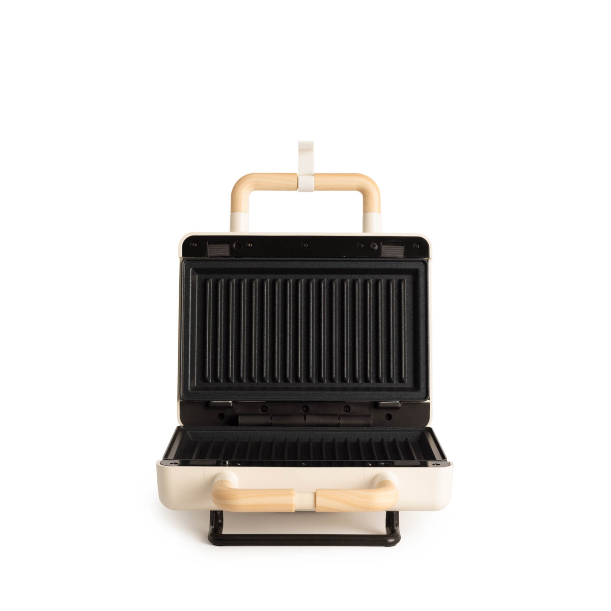 Una sandwichera abierta, beige y negra con mangos de madera, aislada sobre blanco.