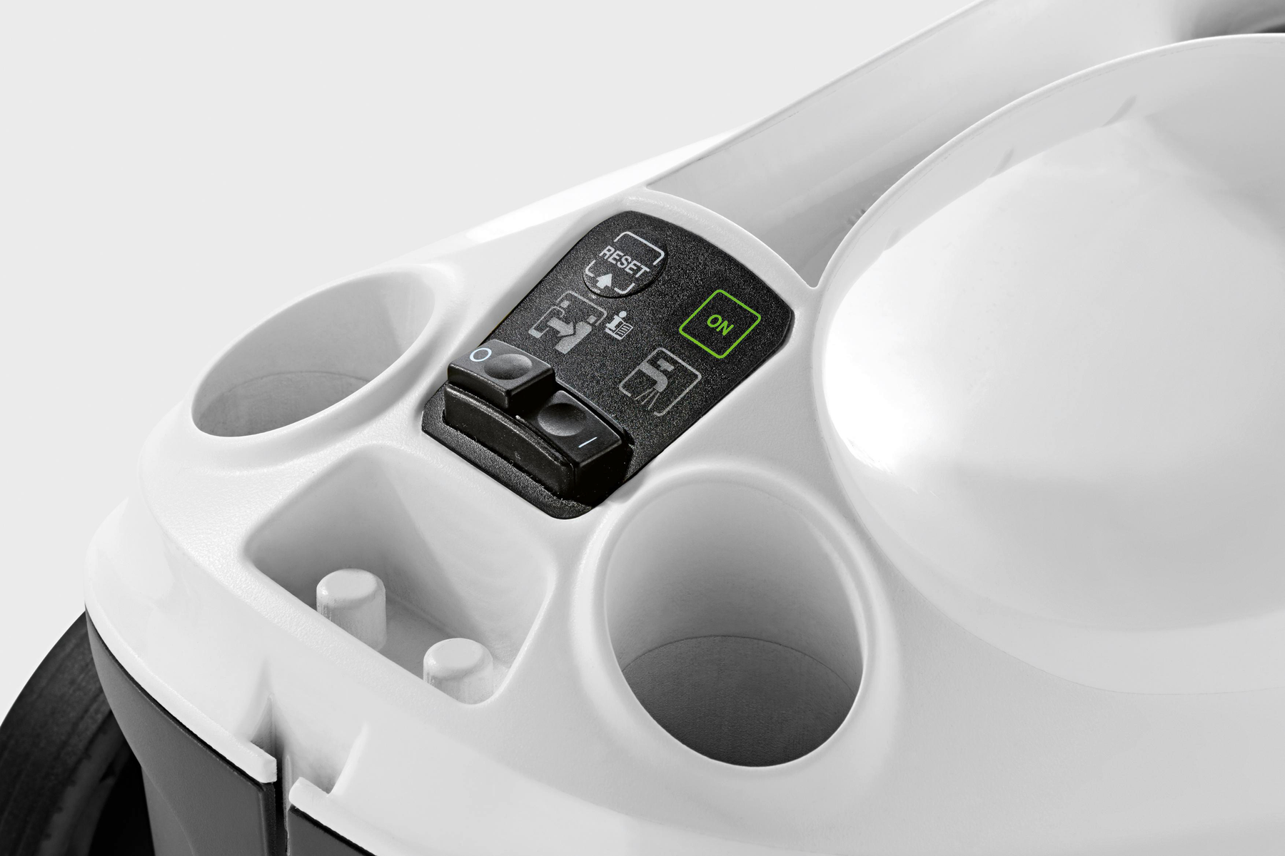 Zbliżenie białego panelu sterowania z przyciskami 'RESET' i 'ON'. Białe tło.