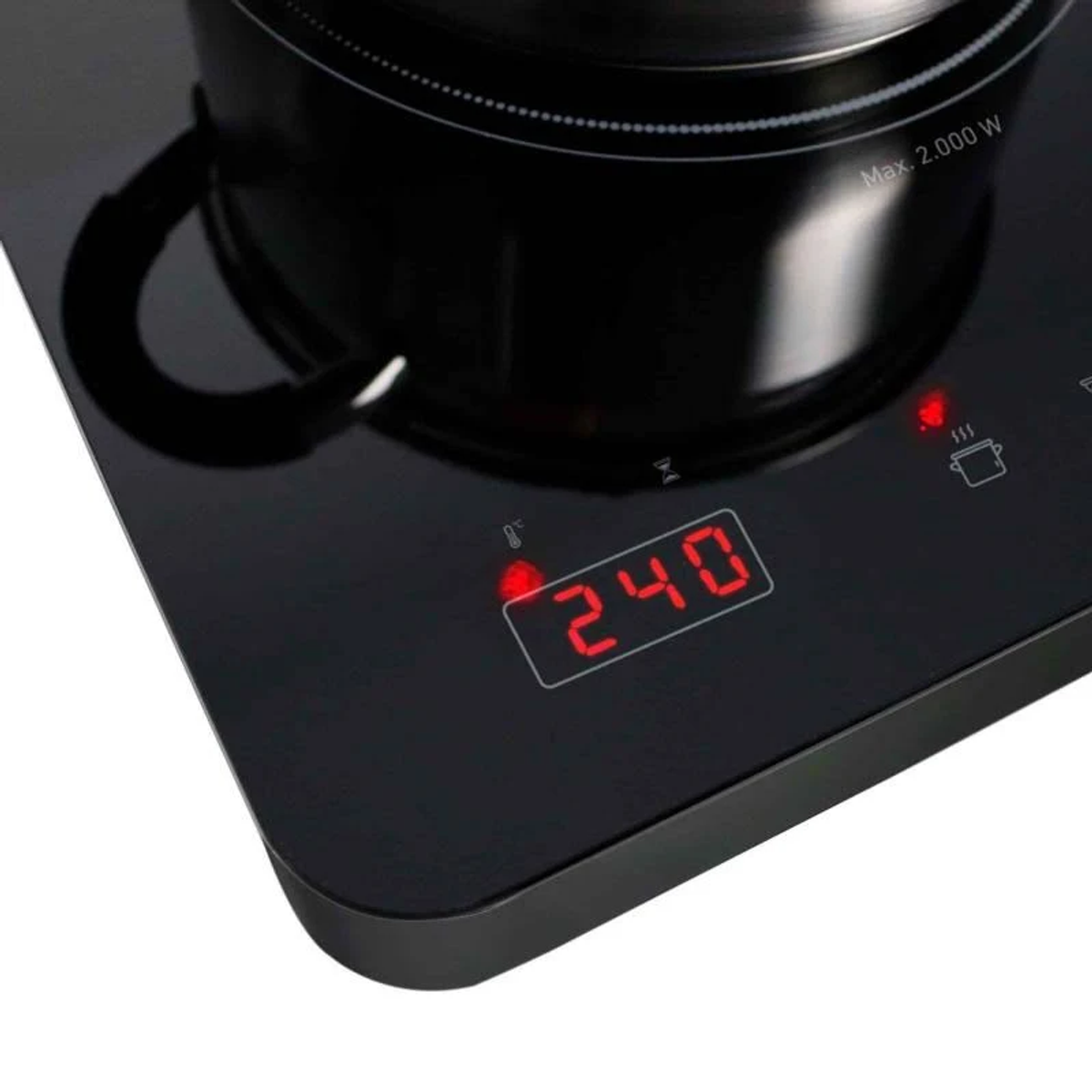 Placa de inducción negra con una olla y pantalla roja que muestra 240.