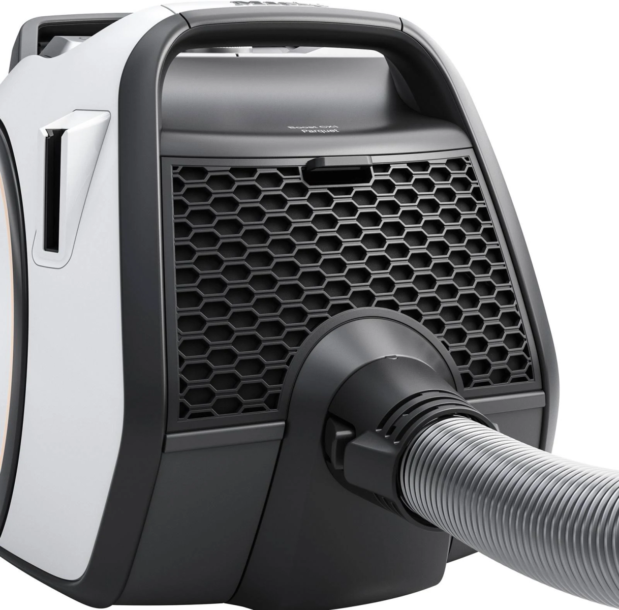 Czarne urządzenie z siatkową powierzchnią i przyciskami zasilania. Widok z kąta, biała powierzchnia.