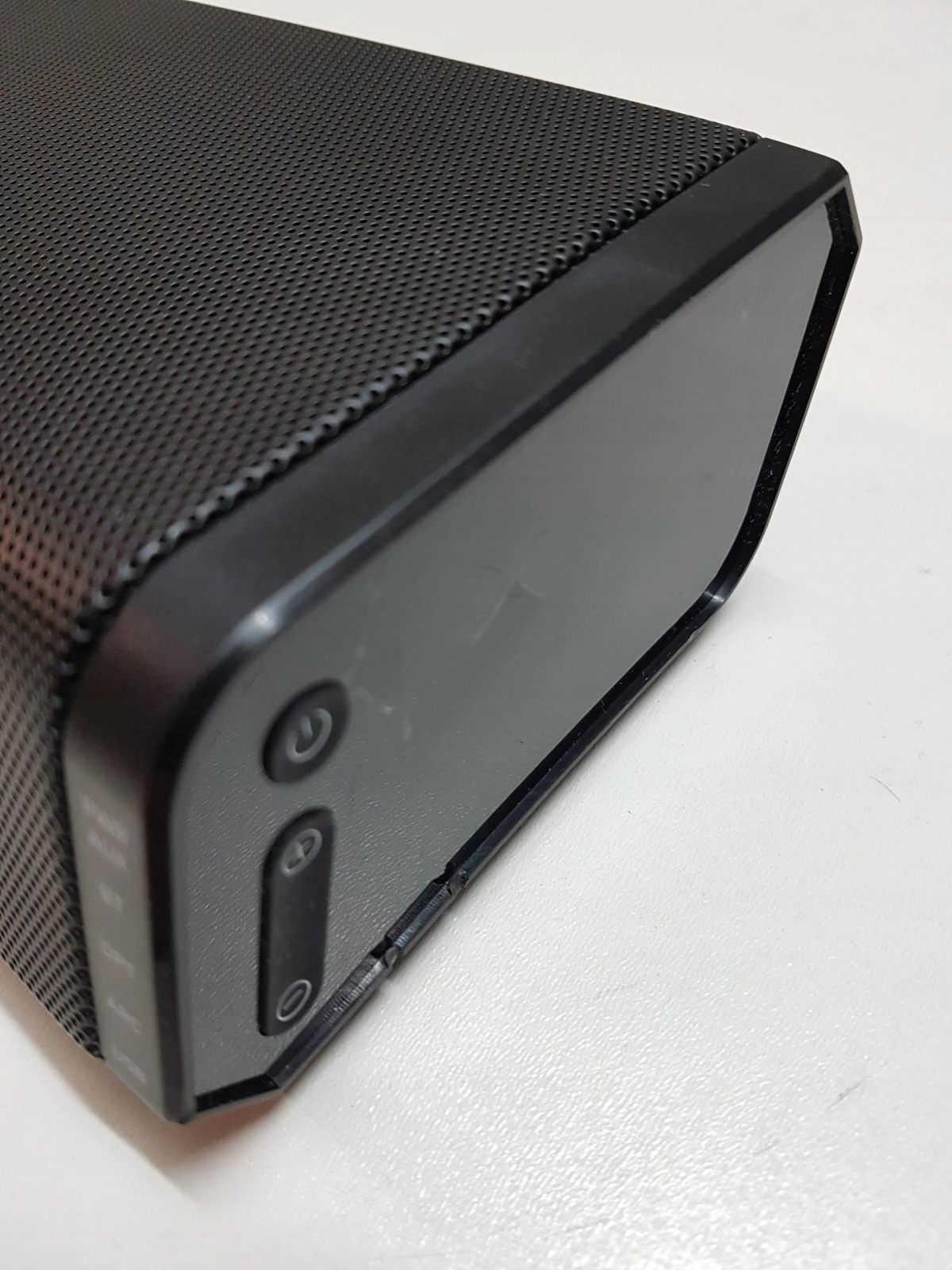 Czarny system głośników LG z dwoma głośnikami satelitarnymi i centralnym subwooferem z czerwonymi akcentami.