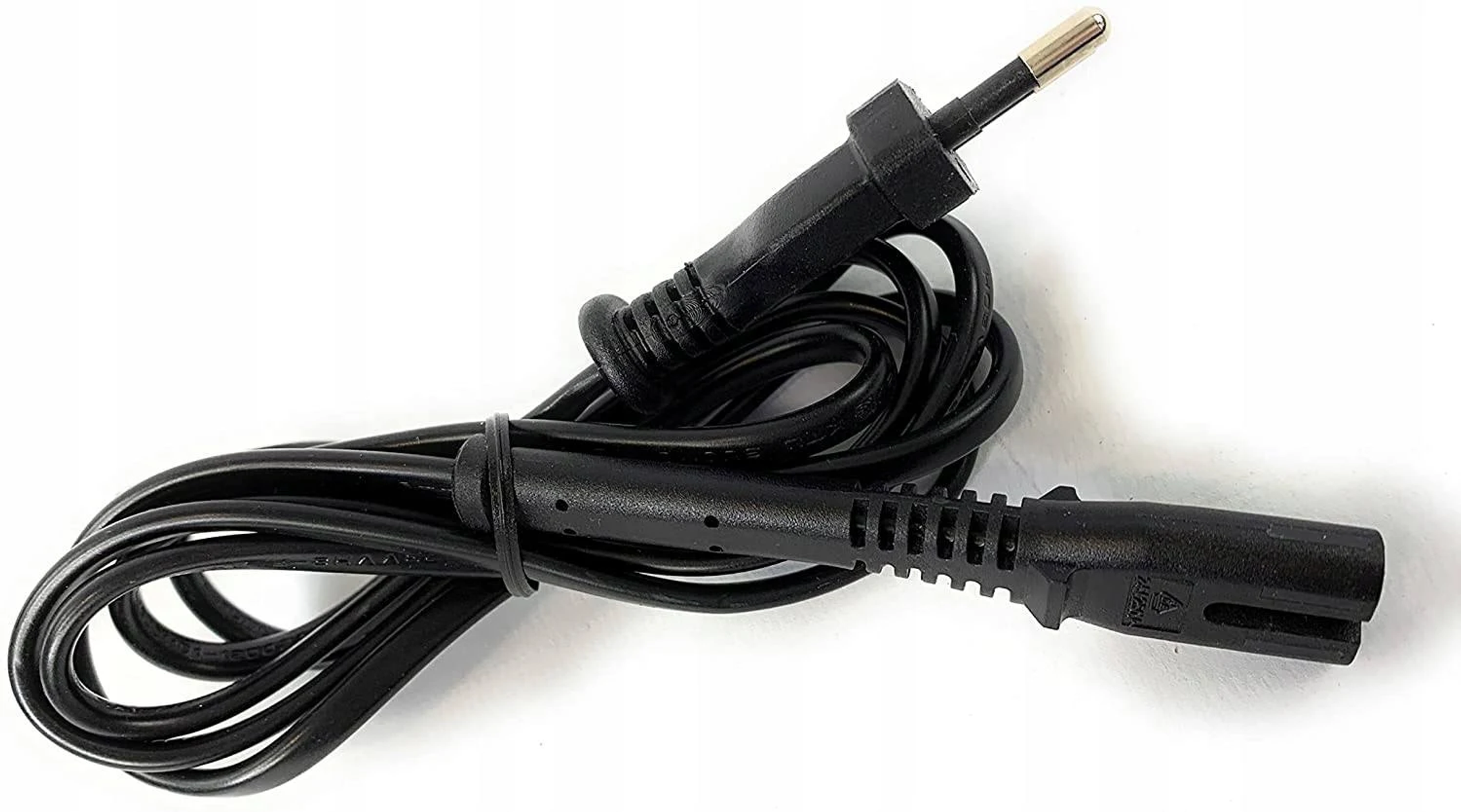 Czarny kabel zasilający z wtyczką na jednym końcu. Jest na białym tle.