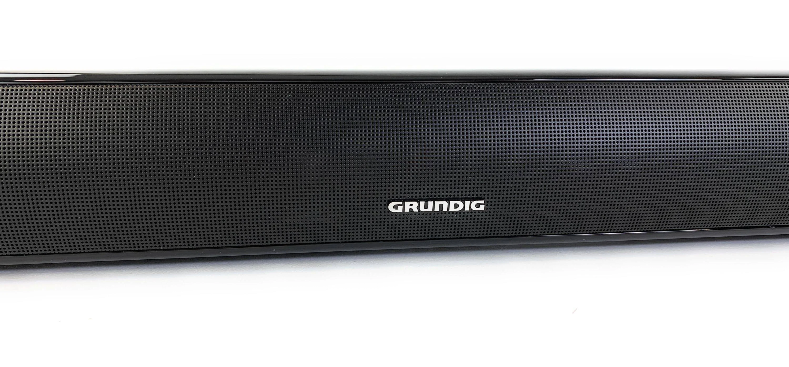 Przód czarnego soundbaru z logo GRUNDIG, na białym tle.